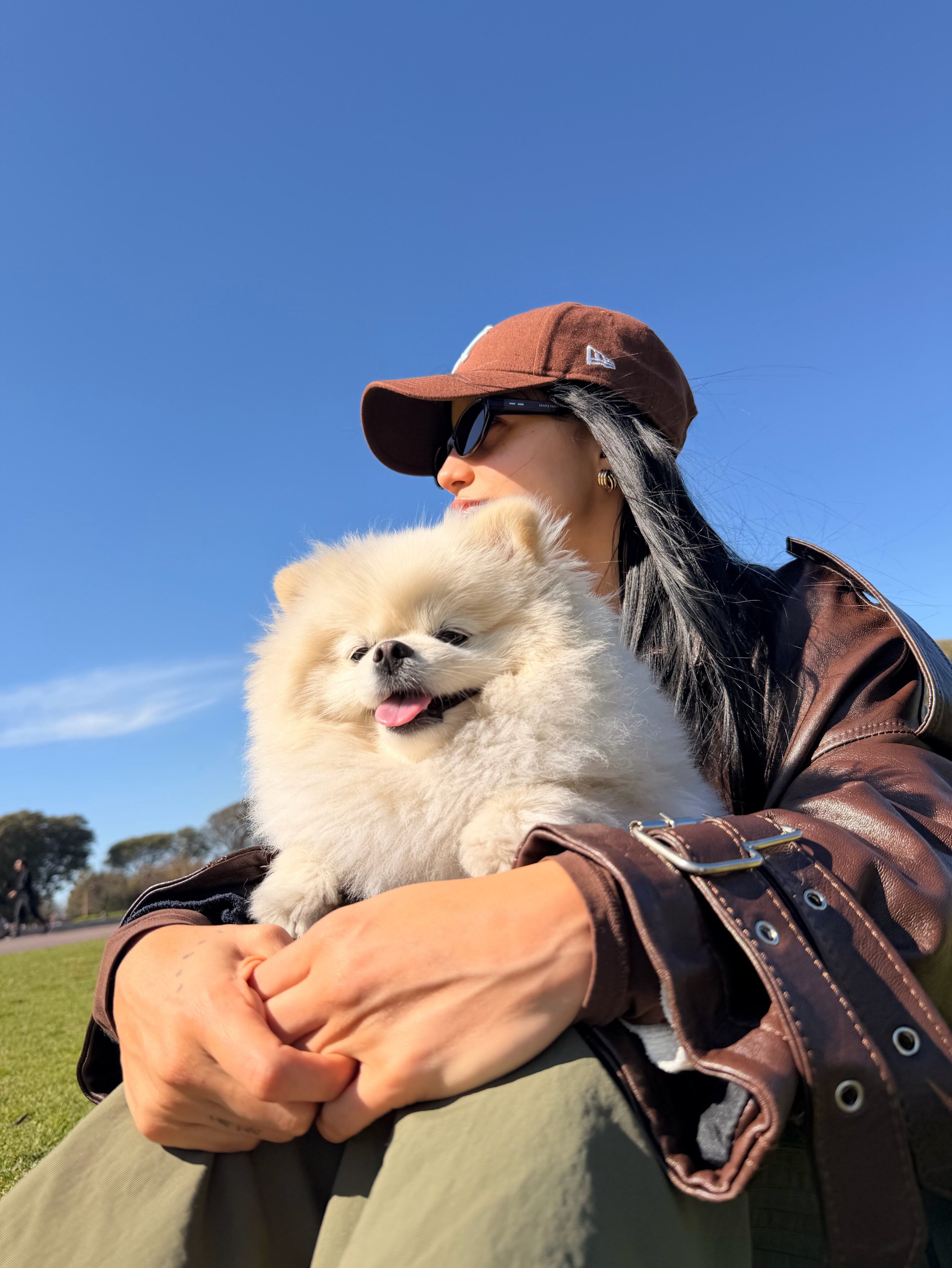 Entre encuentros con amigos, rutinas de gimnasio y descanso, Emilia aprovechó el aire libre junto a su mascota