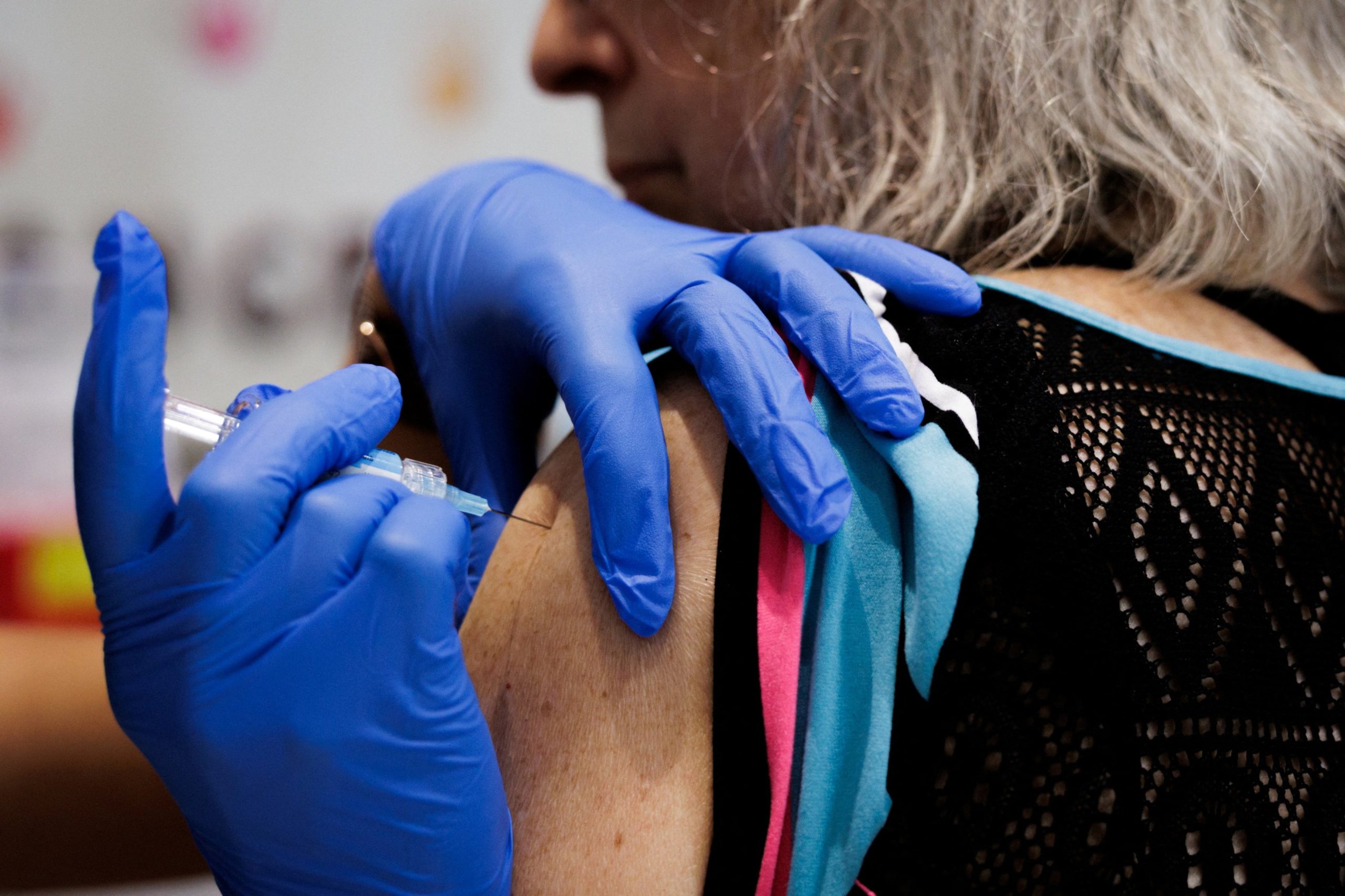 Los médicos recomiendan actualizar las vacunas contra la gripe y el COVID-19 este otoño en Estados Unidos