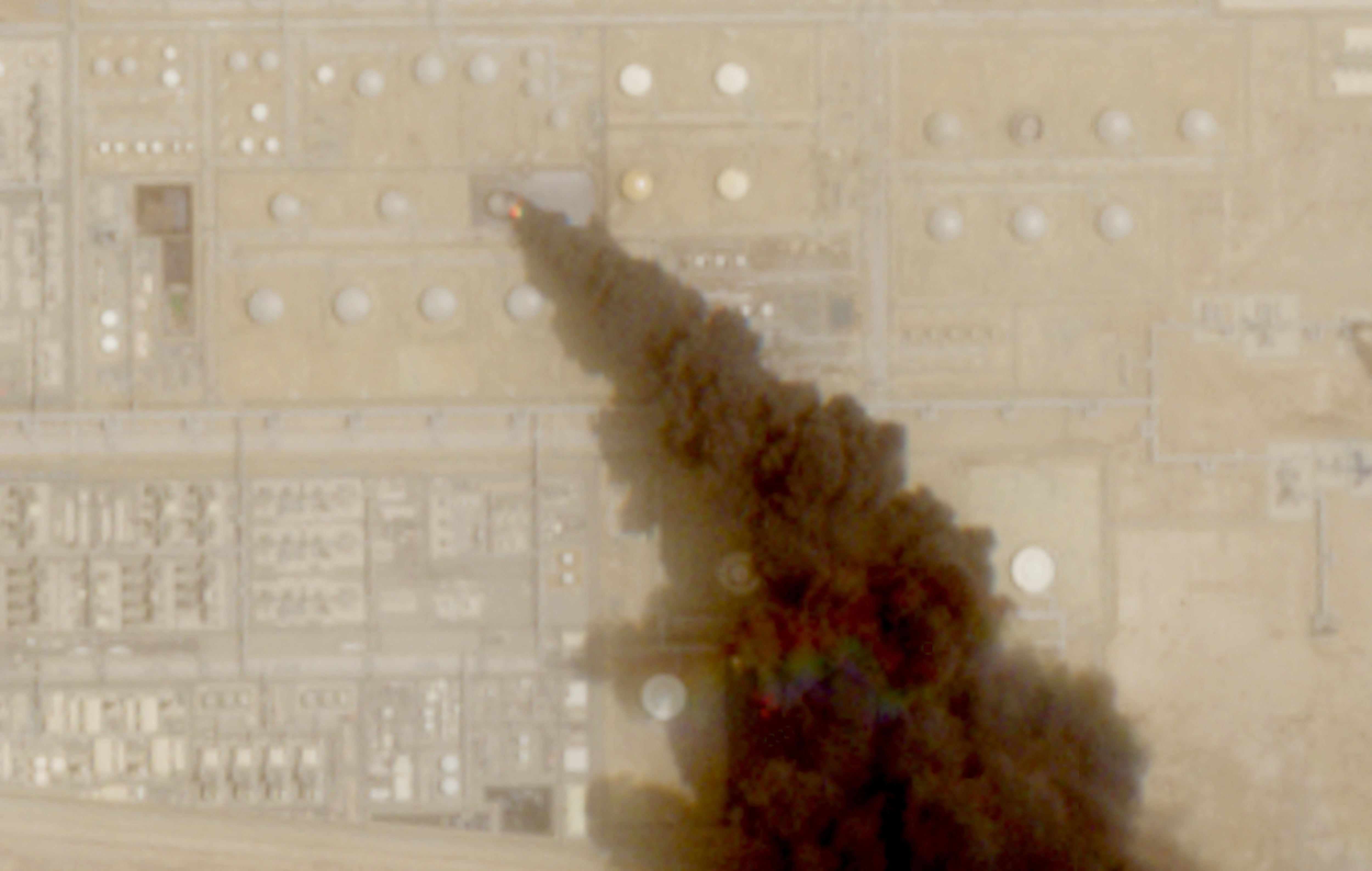 Una imagen satelital muestra una columna de humo que se eleva desde una instalación petrolera en Jizan, Arabia Saudita, el 26 de julio de 2026 (ARCHIVO/REUTERS)