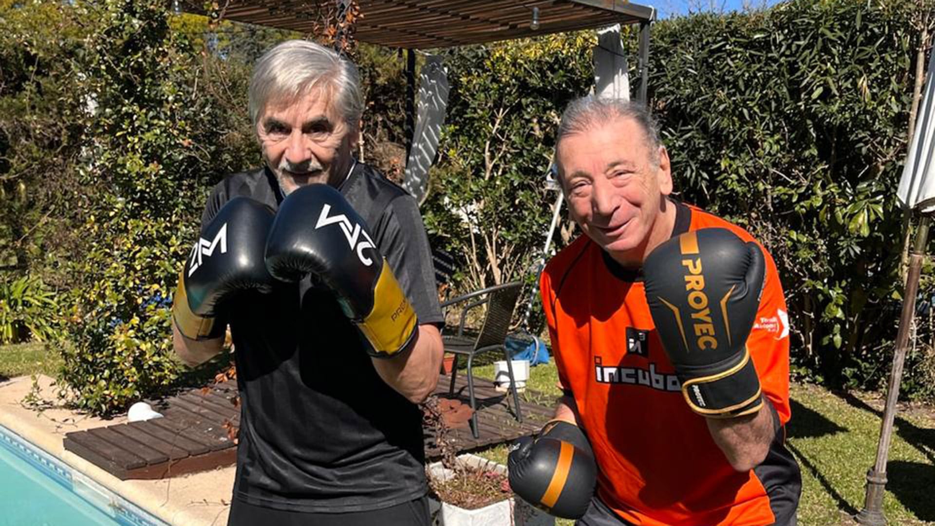 Carlos Sztejfman junto a su compañero César Jordán durante una de sus sesiones de gimnasia de boxeo.