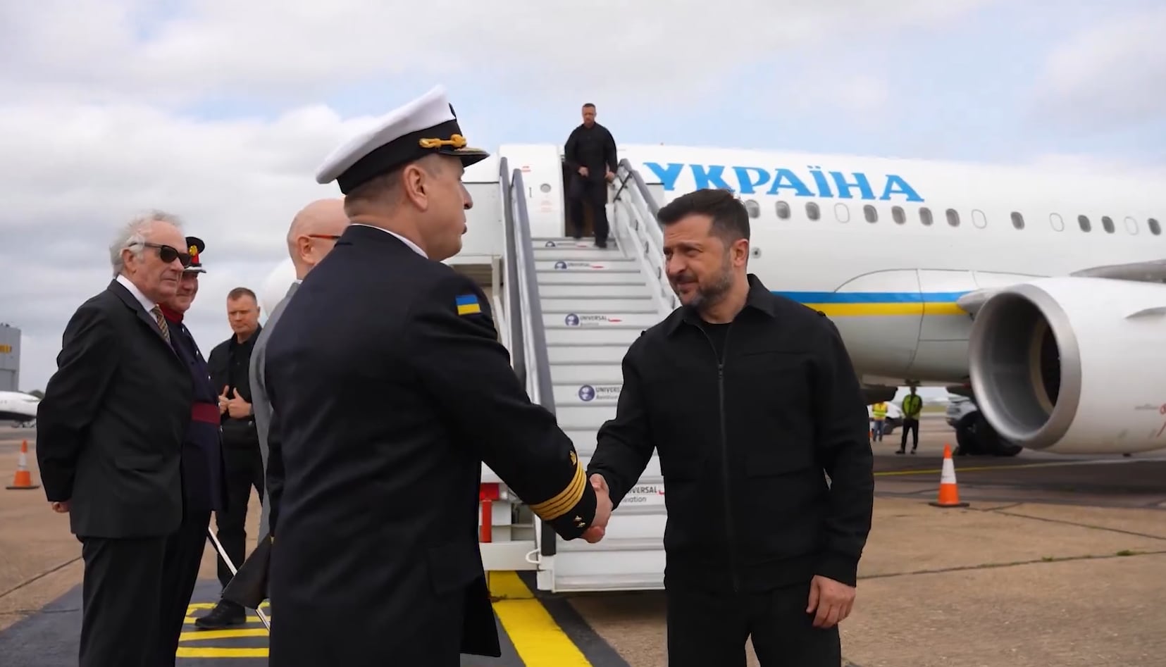 Volodimir Zelensky, con el avión presidencial detrás (Archivo)