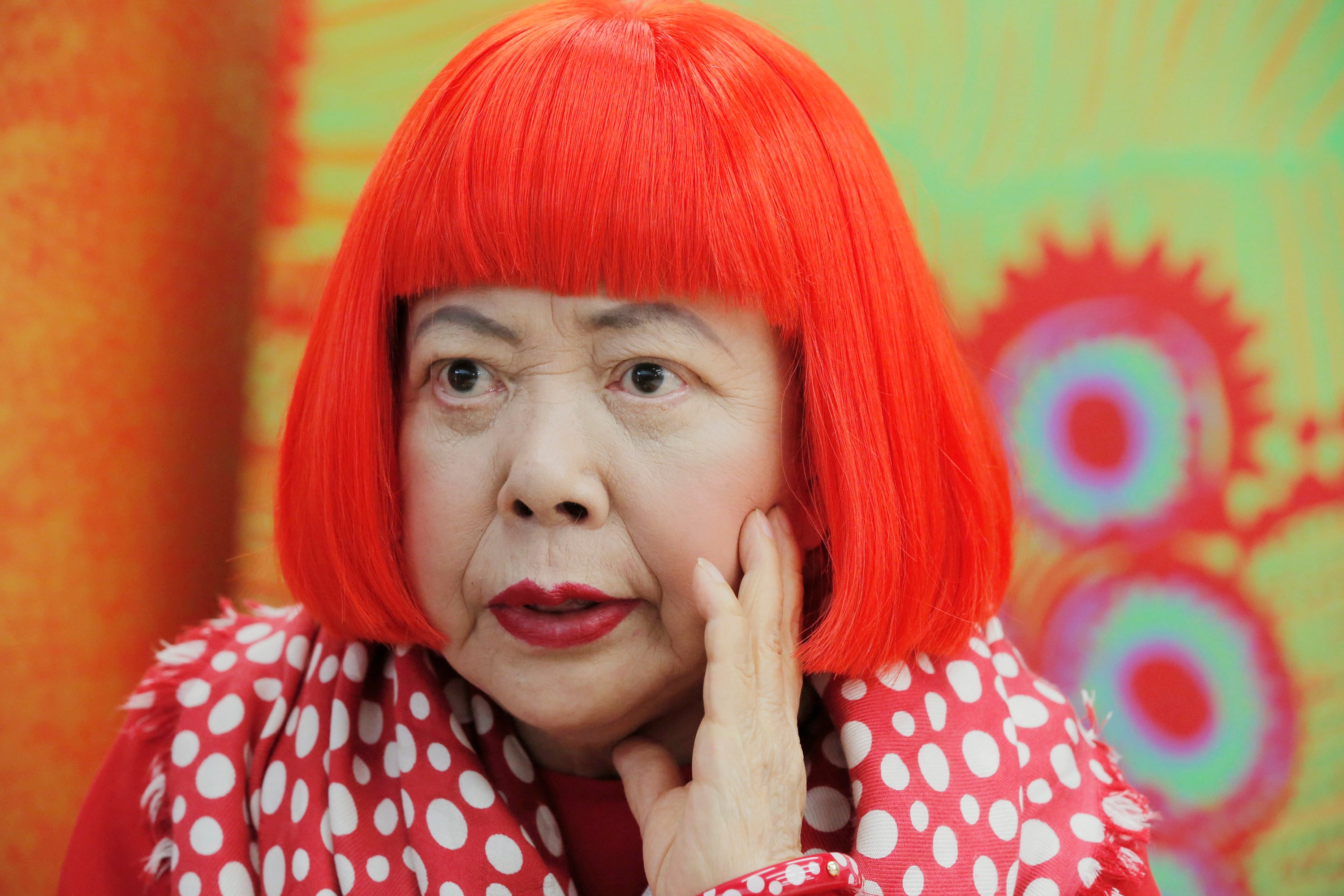 Yayoi Kusama cubría superficies de lunares como ritual de autorregulación psíquica para callar sus alucinaciones. Desde 1977 vivió voluntariamente en un hospital psiquiátrico de Tokio y siguió pintando (Foto: AP archivo/Itsuo Inouye)