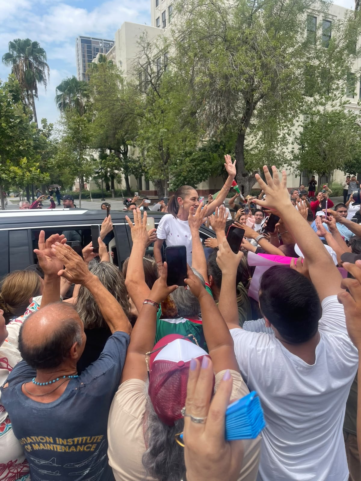 Sheinbaum saluda a sus seguidores en Nuevo León