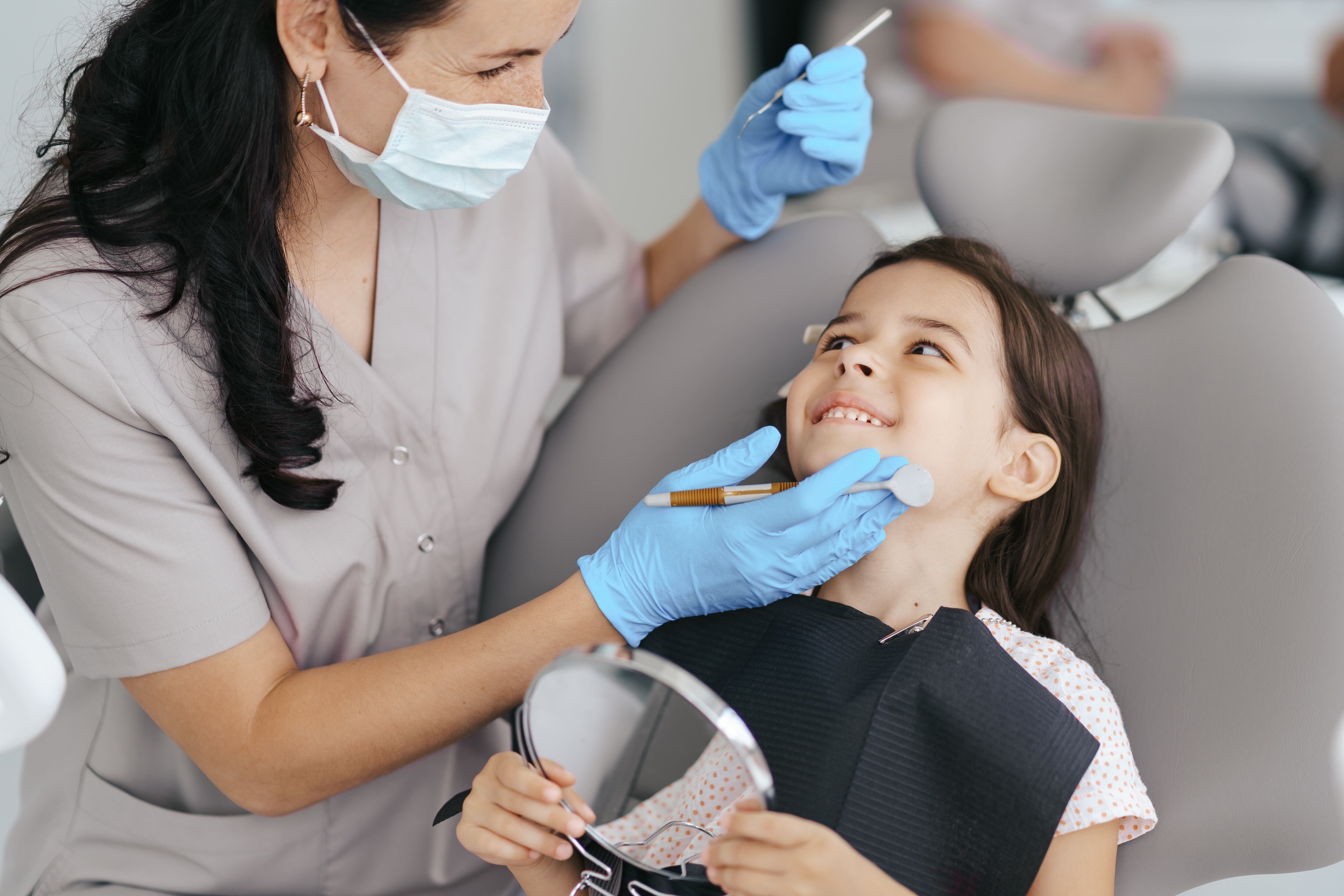 El rechinamiento continuo en adolescentes aumenta el riesgo de sufrir desgaste del esmalte y molestias en la articulación de la mandíbula (Freepik)