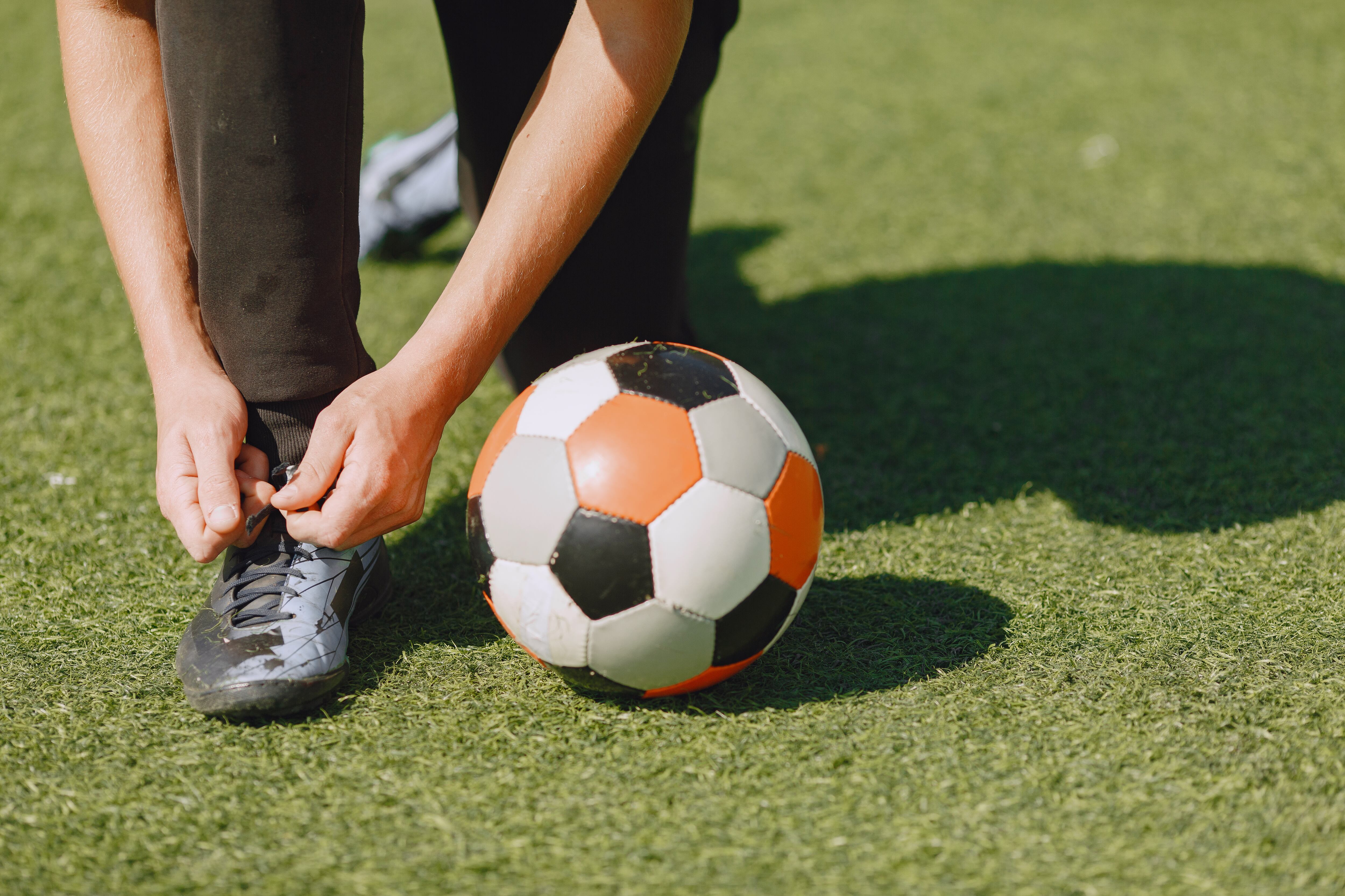 Hace diez días, una jueza de Familia de El Bolsón ordenó desafiliar de un club de fútbol a un hombre que mantenía una deuda por cuota alimentaria de su hija (Freepik)