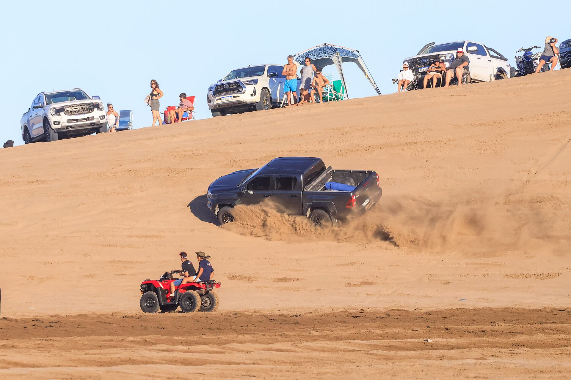 Una de las postales del último verano en La Frontera en Pinamar, con las camionetas 4x4 y los cuatriciclos (Pablo Kauffer)