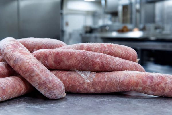 Retiran más de 1.000 kilos de salchichas de cerdo por posible contaminación con plástico duro: estos son los productos afectados