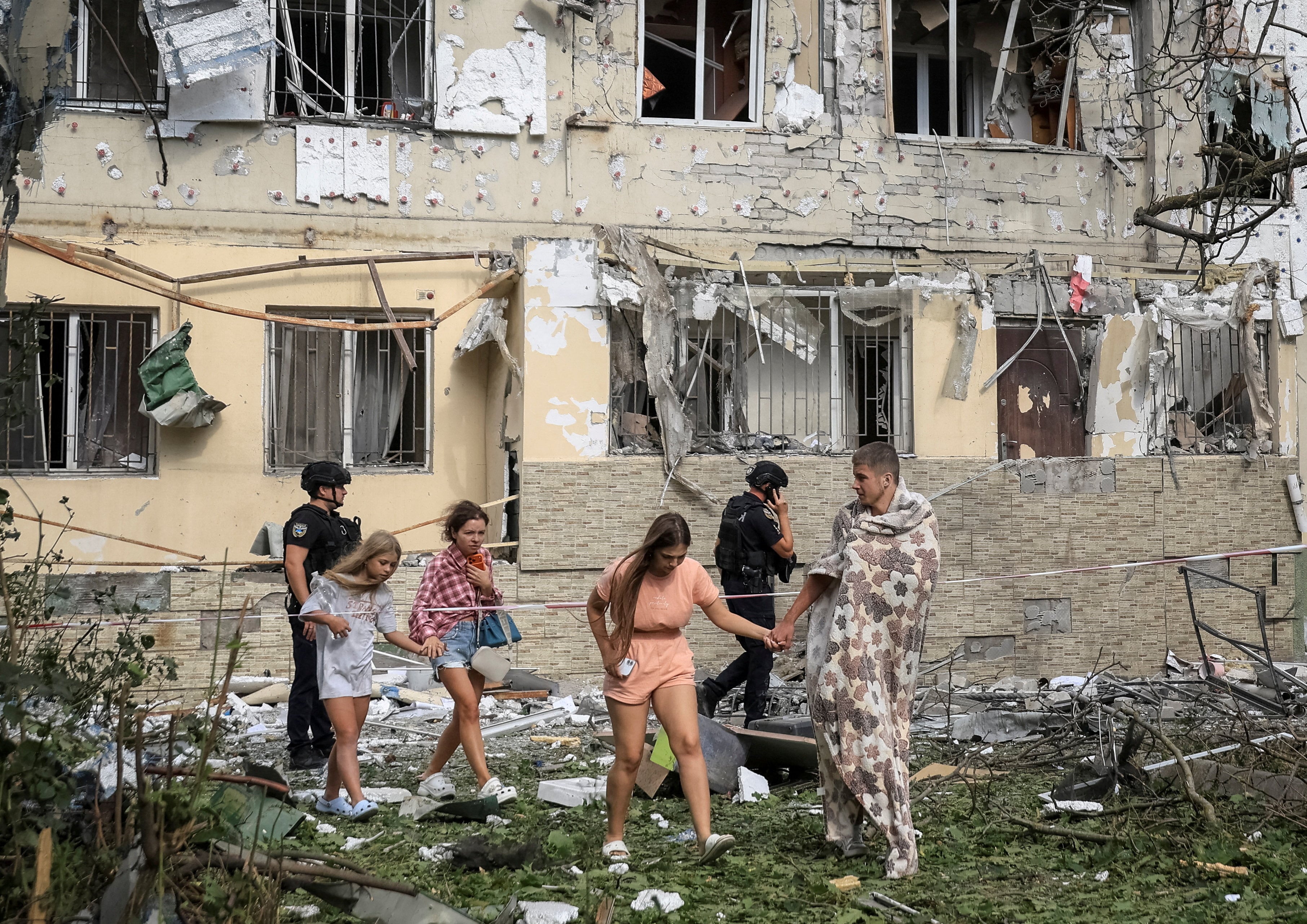 Vecinos abandonan un edificio residencial dañado tras un ataque con drones rusos, en medio de la ofensiva de Rusia contra Ucrania, en Odesa, Ucrania, el 13 de septiembre de 2026 (REUTERS/Nina Liashonok)