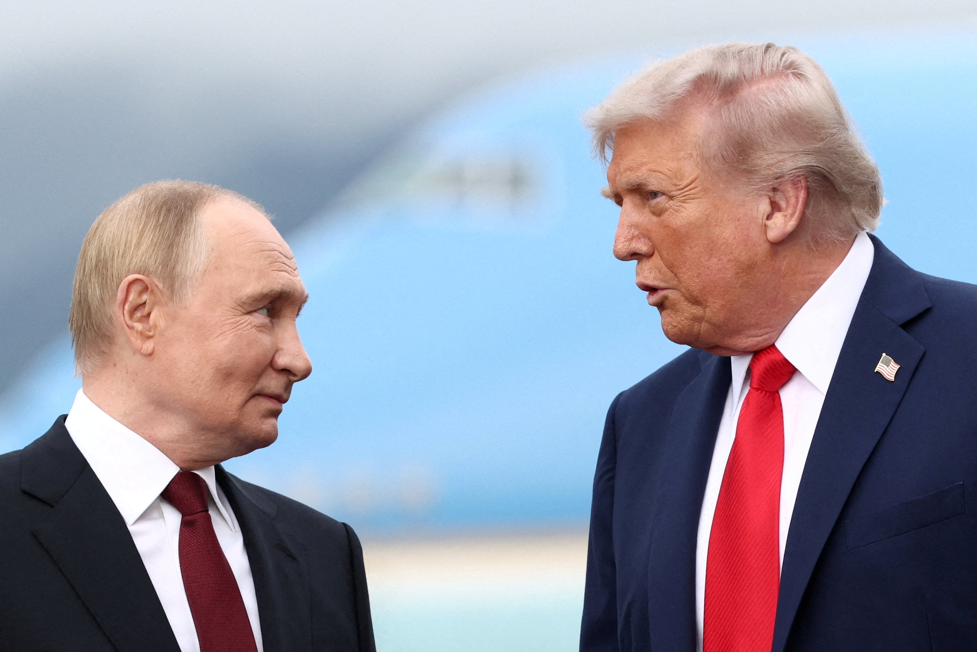 El presidente de EEUU, Donald Trump, conversa con el presidente ruso, Vladimir Putin, durante su reunión para negociar el fin de la guerra en Ucrania, celebrada en la Base Conjunta Elmendorf-Richardson de Anchorage, Alaska (EEUU), el 15 de agosto de 2025 (REUTERS/Kevin Lamarque)