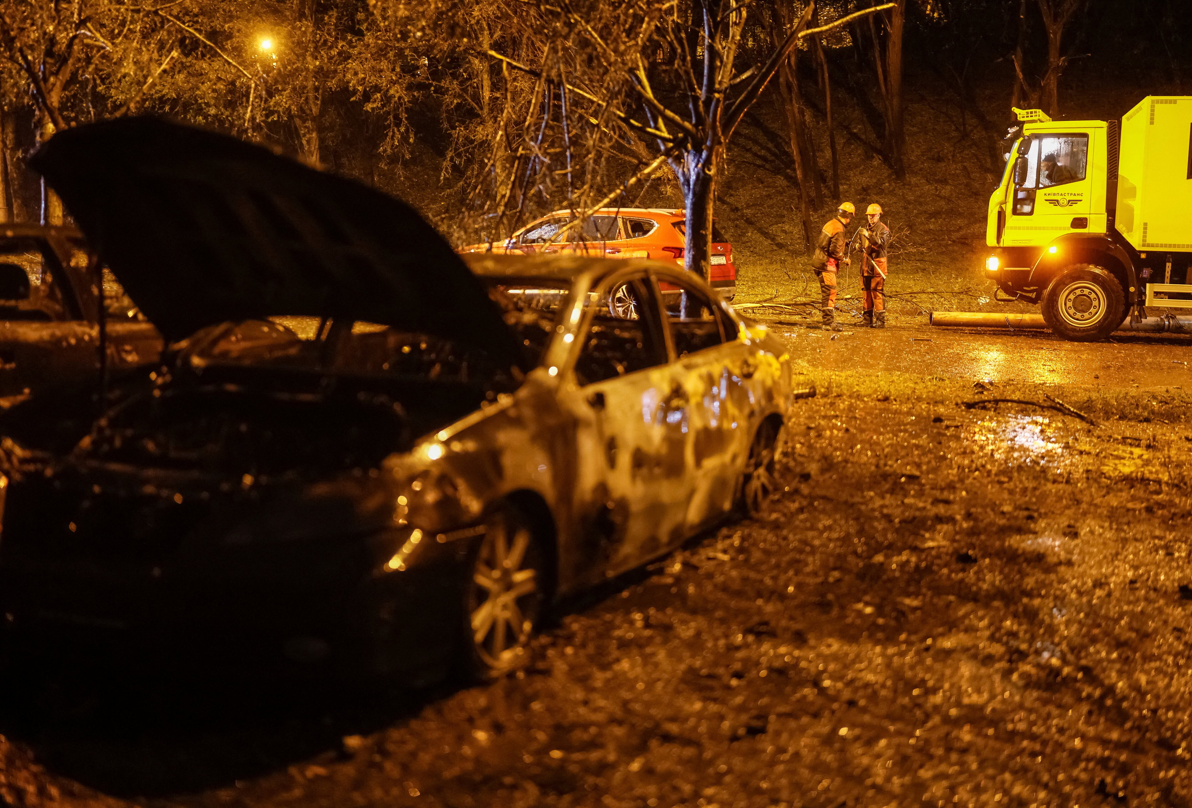 Trabajadores de servicios municipales laboran en el lugar donde impactó un misil ruso cerca de una maternidad, en medio de la ofensiva rusa contra Ucrania, en Kiev (Ucrania), el 24 de septiembre de 2026 (REUTERS/Gleb Garanich)