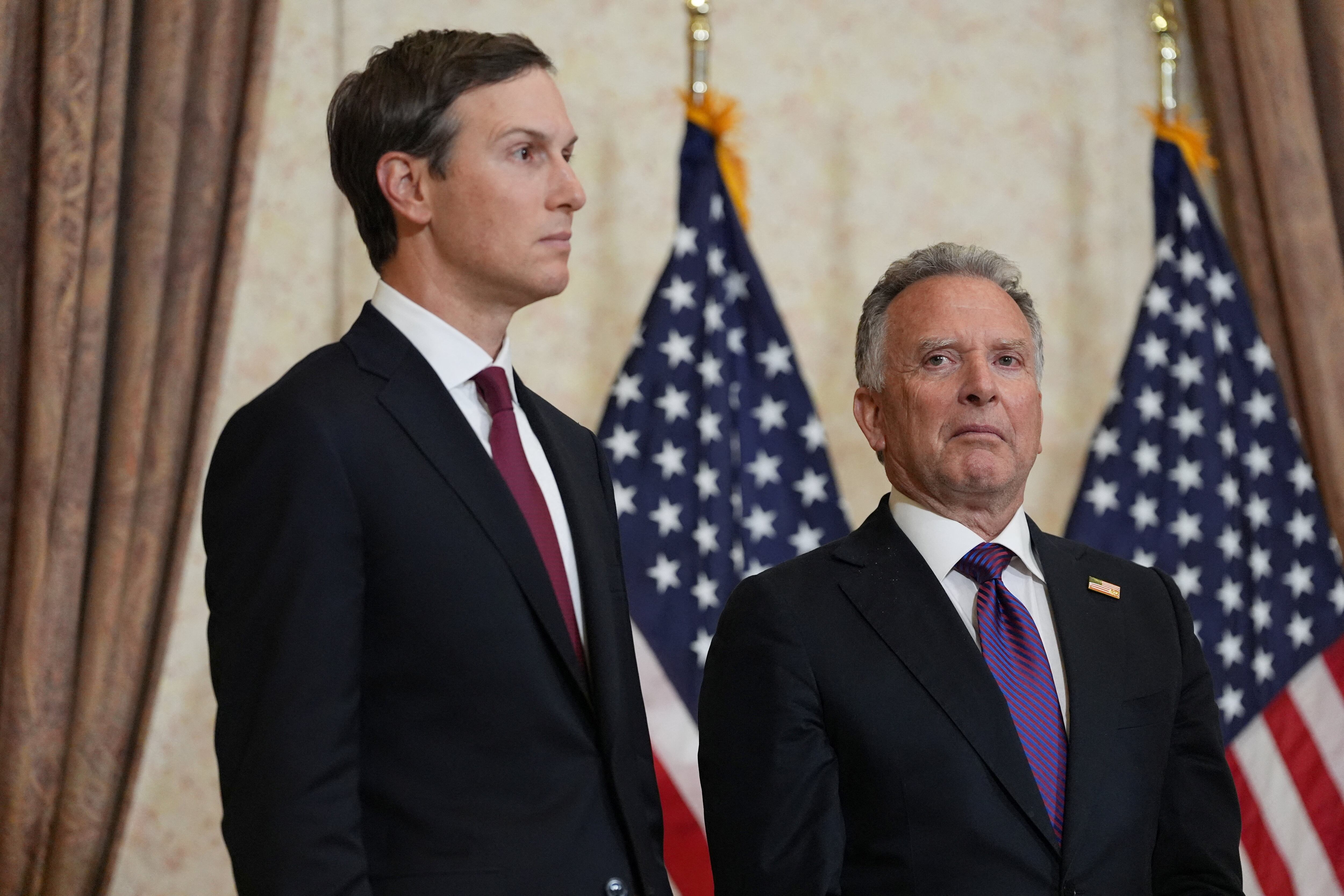 FOTO DE ARCHIVO-Jared Kushner y Steve Witkoff, enviado especial para misiones de paz escuchan mientras el vicepresidente JD Vance habla durante una conferencia de prensa después de reunirse con representantes de Pakistán e Irán, en Islamabad, Pakistán. 12 de abril de 2026. Jacquelyn Martin/Pool vía REUTERS
