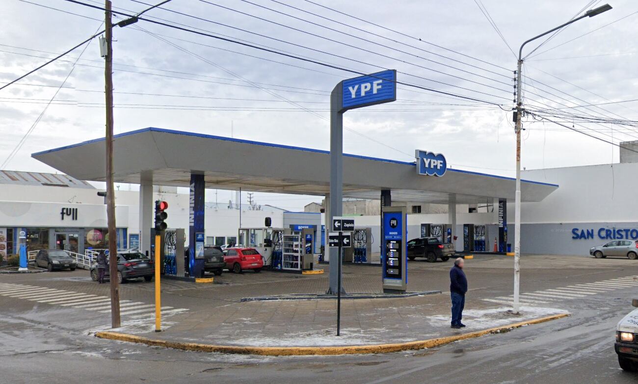 Santa Cruz: un hombre dejó a su hija de 7 años encerrada en el auto durante tres horas para ir a un boliche