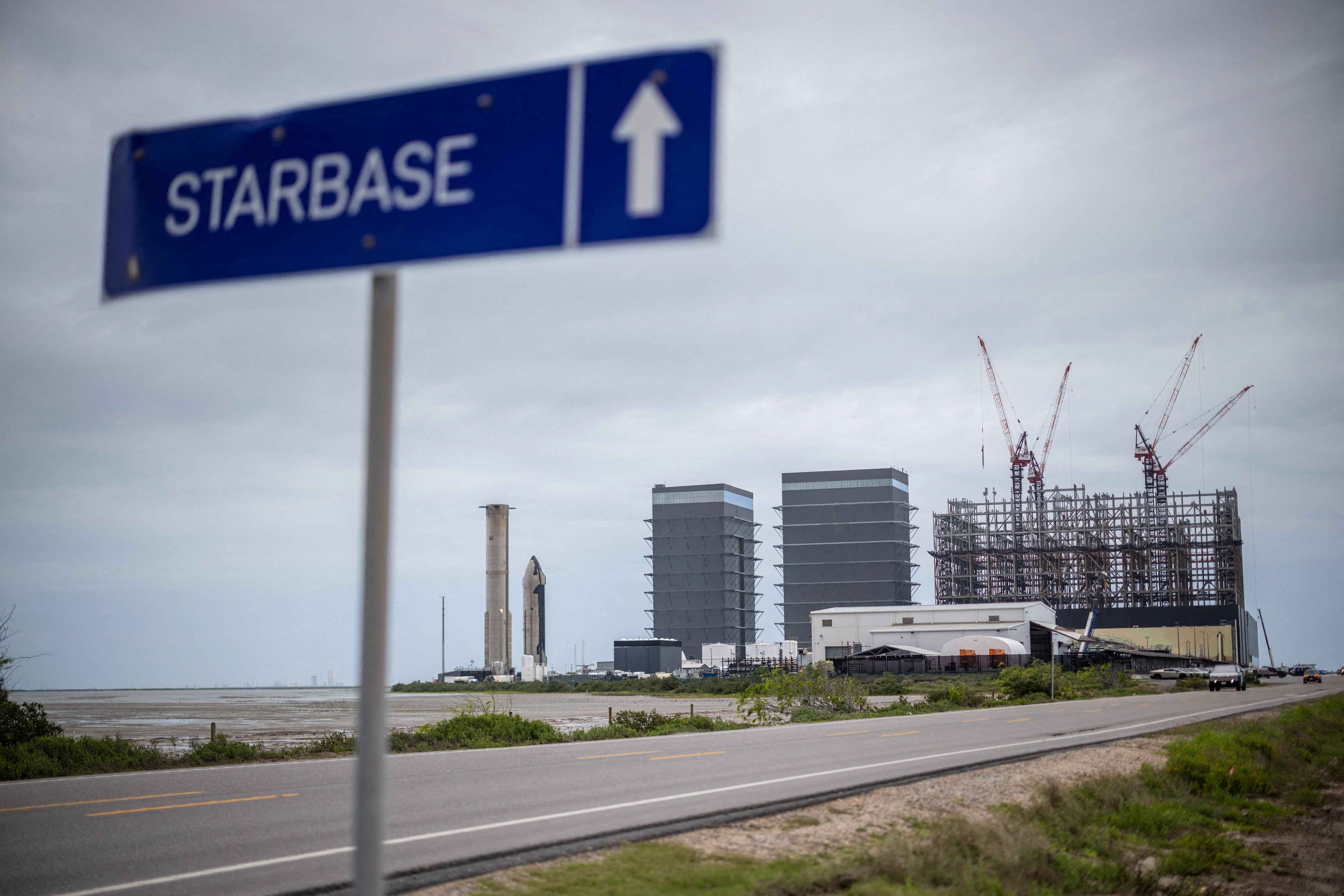 El complejo previsto en la costa sur de Luisiana sumaría 10 plataformas y plantas propias para producir el propelente de los cohetes (REUTERS/Carlos Barria)