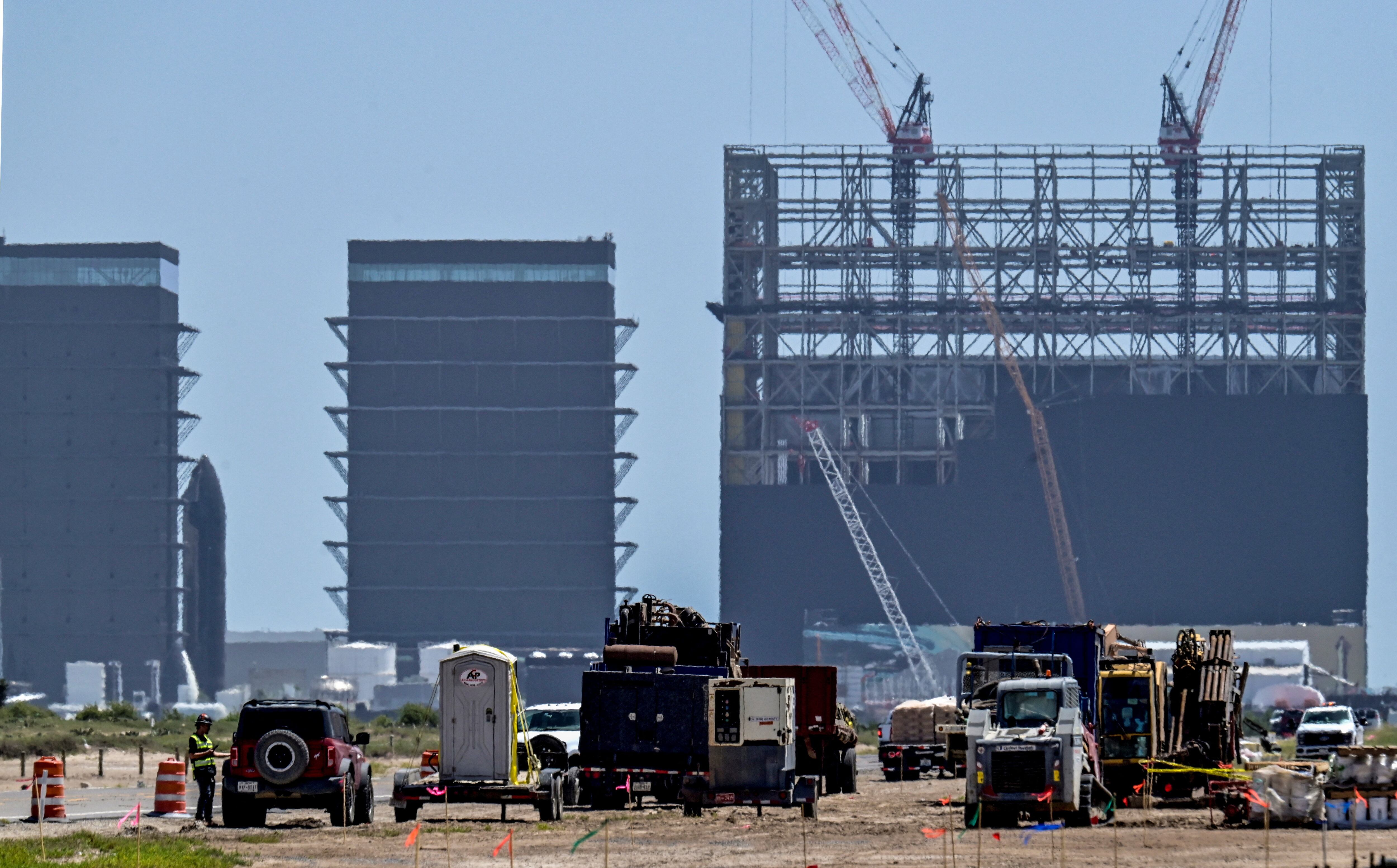 Las torres del futuro puerto espacial también buscarán recuperar el propulsor y la nave superior tras cada vuelo de Starship en Luisiana (REUTERS/Steve Nesius)