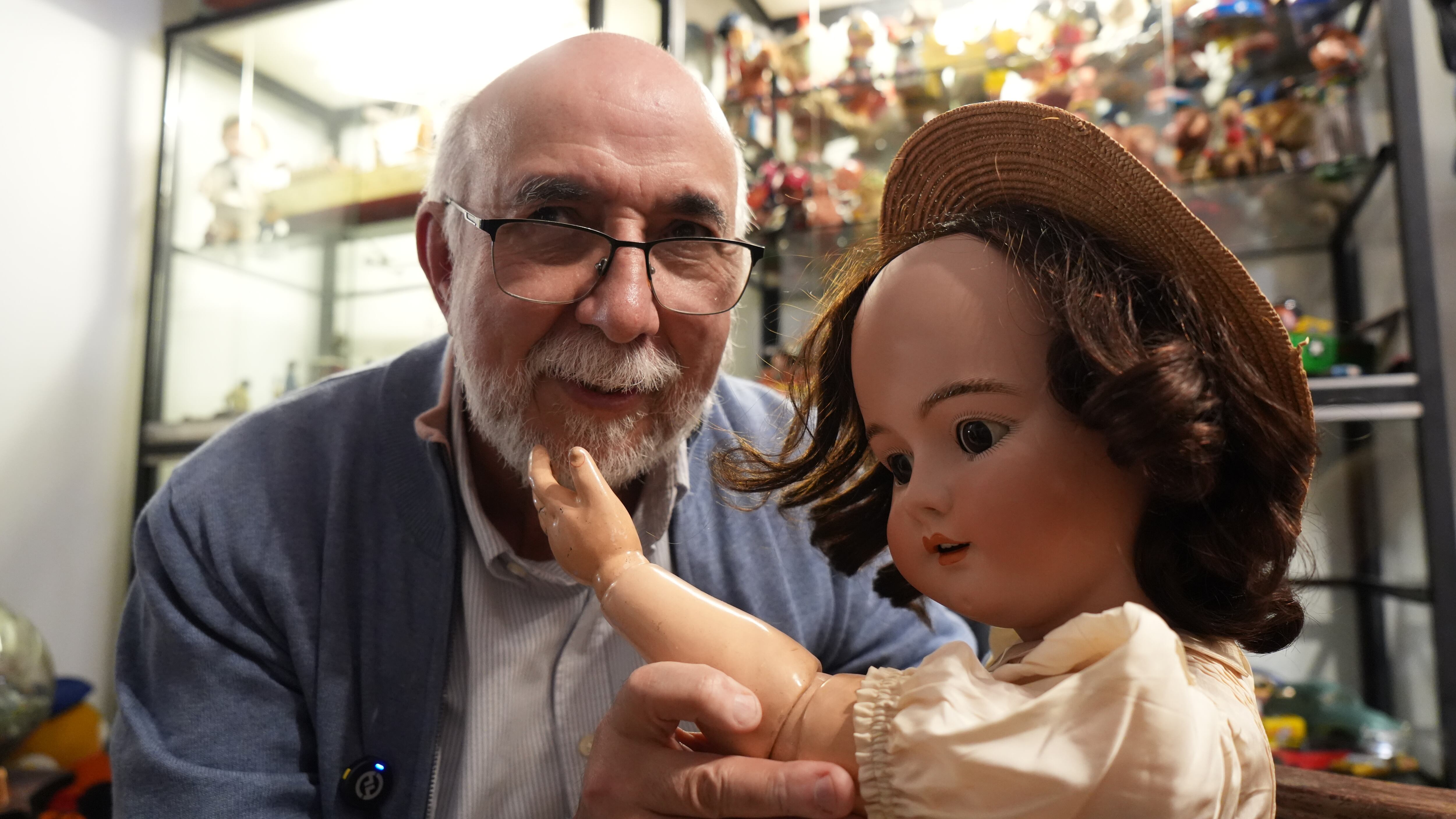 Daniel junto a una muñeca de su colección. (Foto: Gastón Taylor)