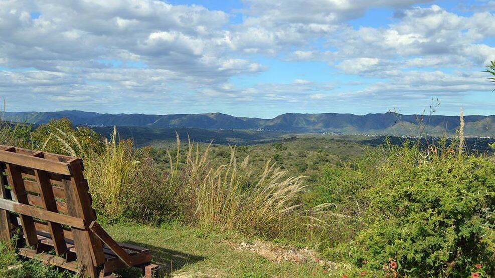 Tiene apenas 615 habitantes, pero recibe miles de turistas en verano: la pequeña localidad cordobesa con ollas naturales