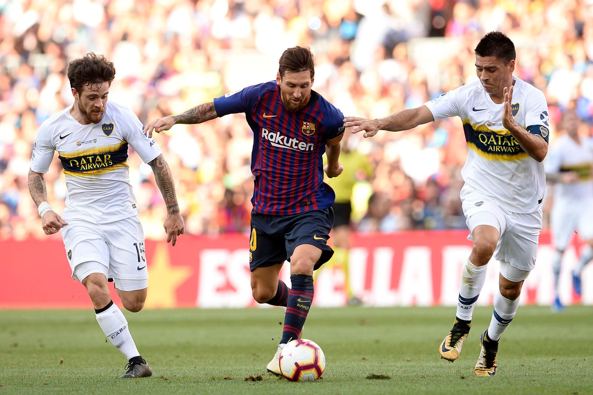 Lionel Messi tuvo un gesto especial con el plantel de Boca Juniors luego del amistoso disputado en 2018 (AFP PHOTO / Josep LAGO)