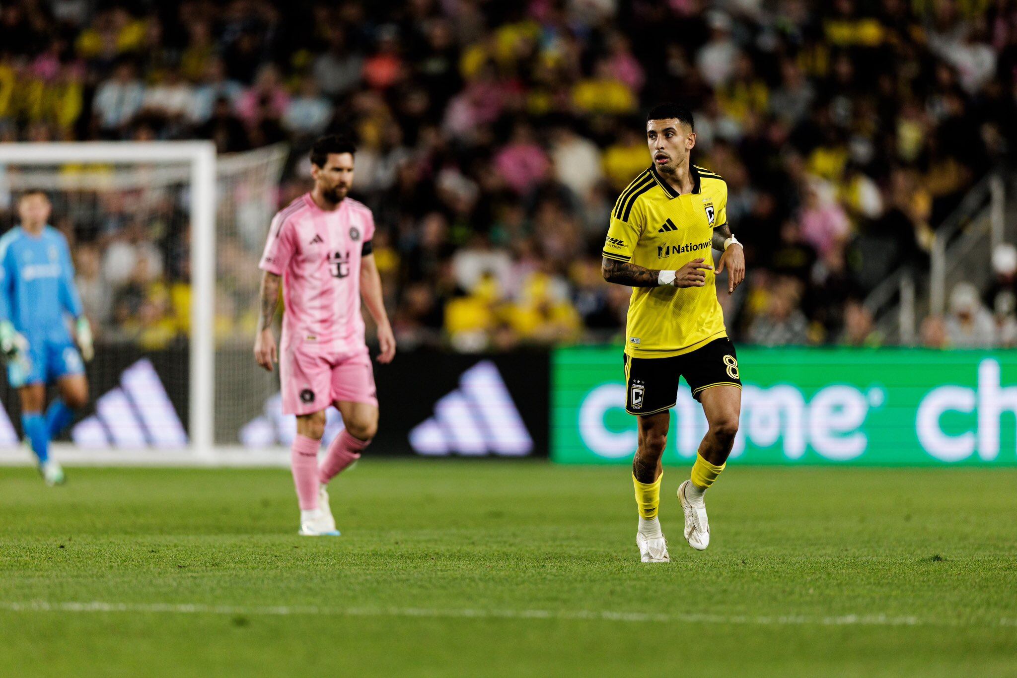 Un de las fotos publicadas por Santiago Rodríguez, con Lionel Messi detrás (@santirodriguezz23)