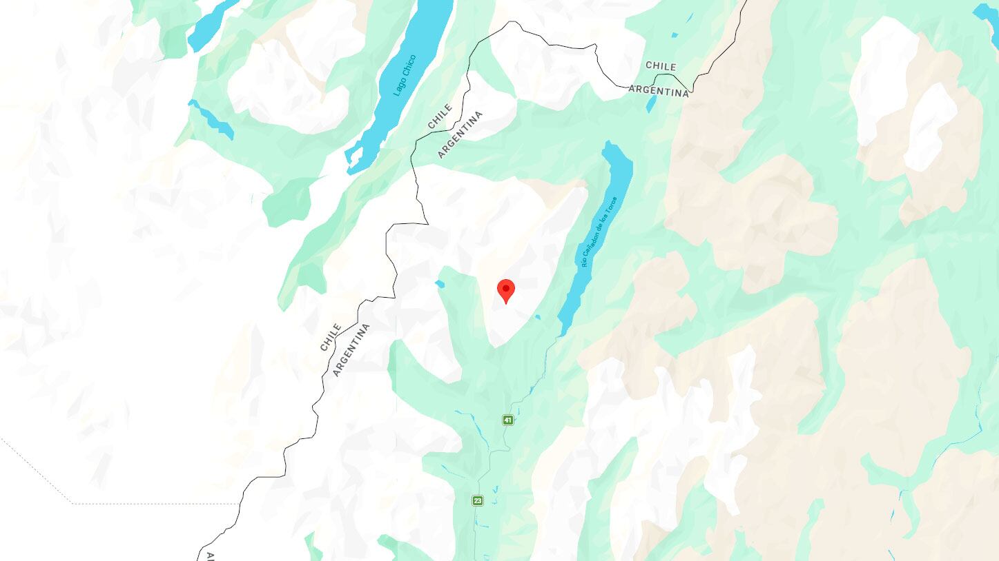 El Cerro Crestón alcanza aproximadamente 3.100 metros de altitud y se ubica al norte de El Chaltén, en la provincia de Santa Cruz