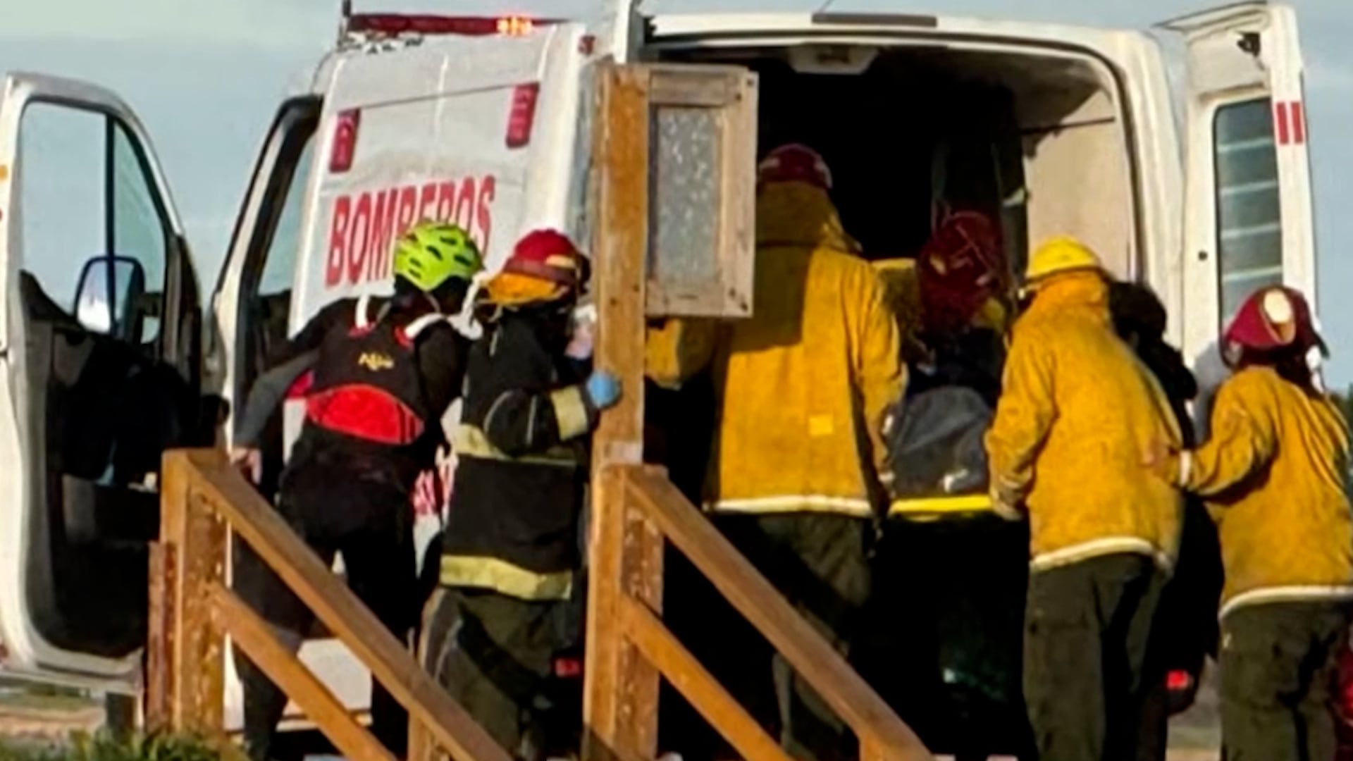 Tres de los cinco pescadores que iban a bordo de la lancha murieron ahogados (Captura de TN)