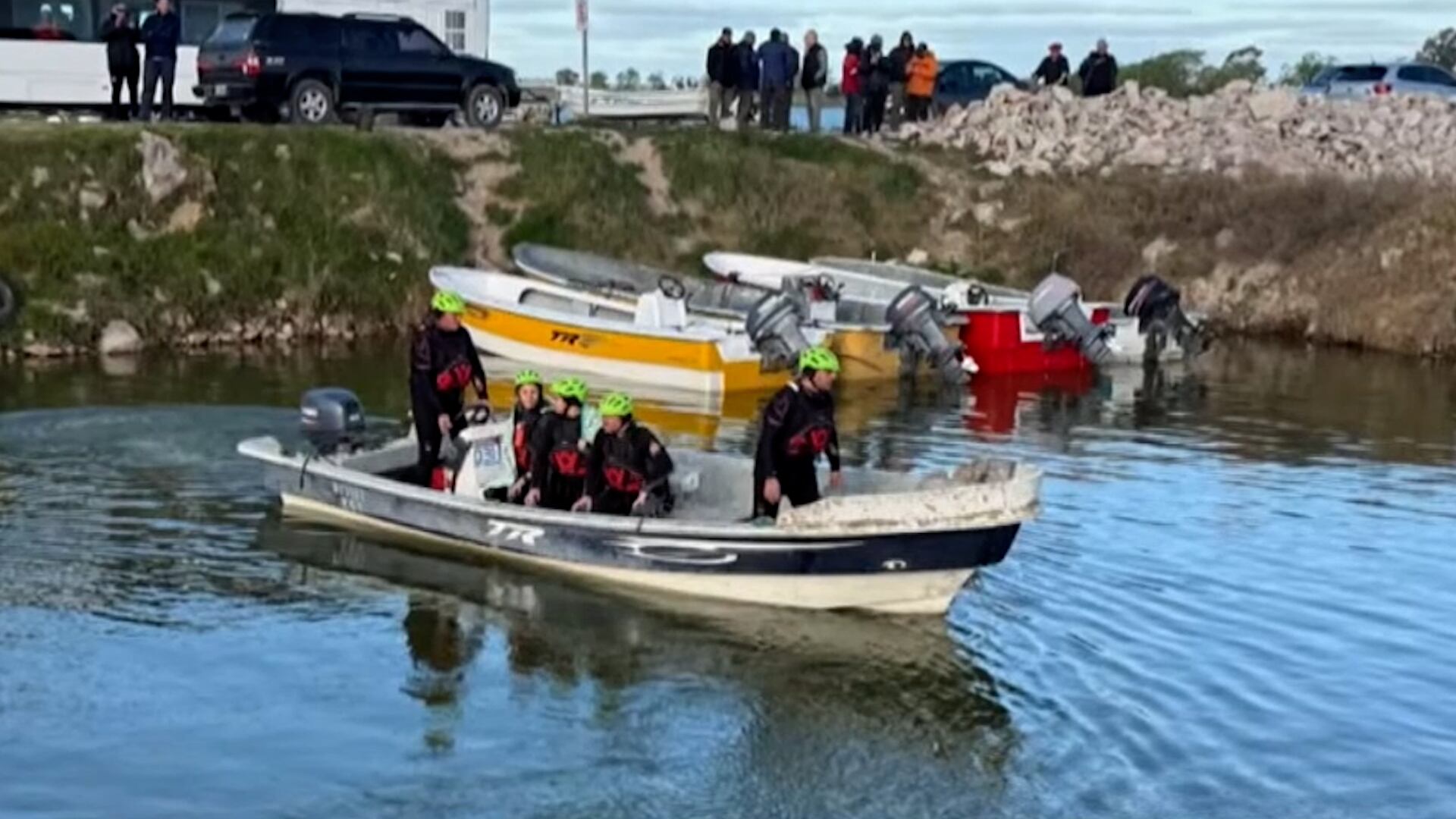 Tragedia en Laguna del Monte: tres pescadores murieron ahogados y buscan a otros dos tras el vuelco de una lancha