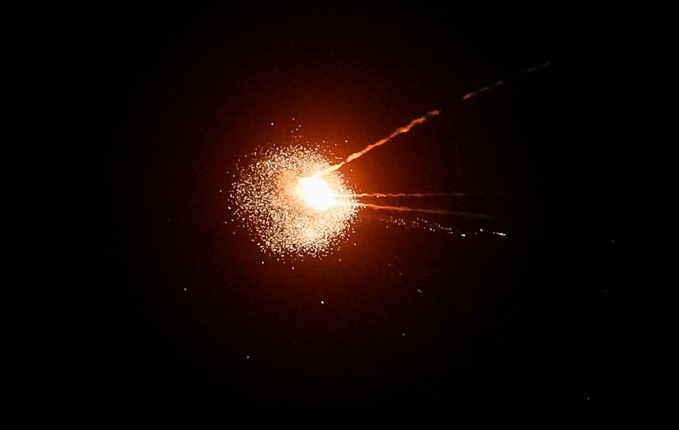 Soldados ucranianos interceptan un misil ruso durante un ataque con misiles rusos, en el marco del ataque de Rusia contra Ucrania, en Kiev, Ucrania, el 1 de septiembre de 2026. REUTERS/Gleb Garanich