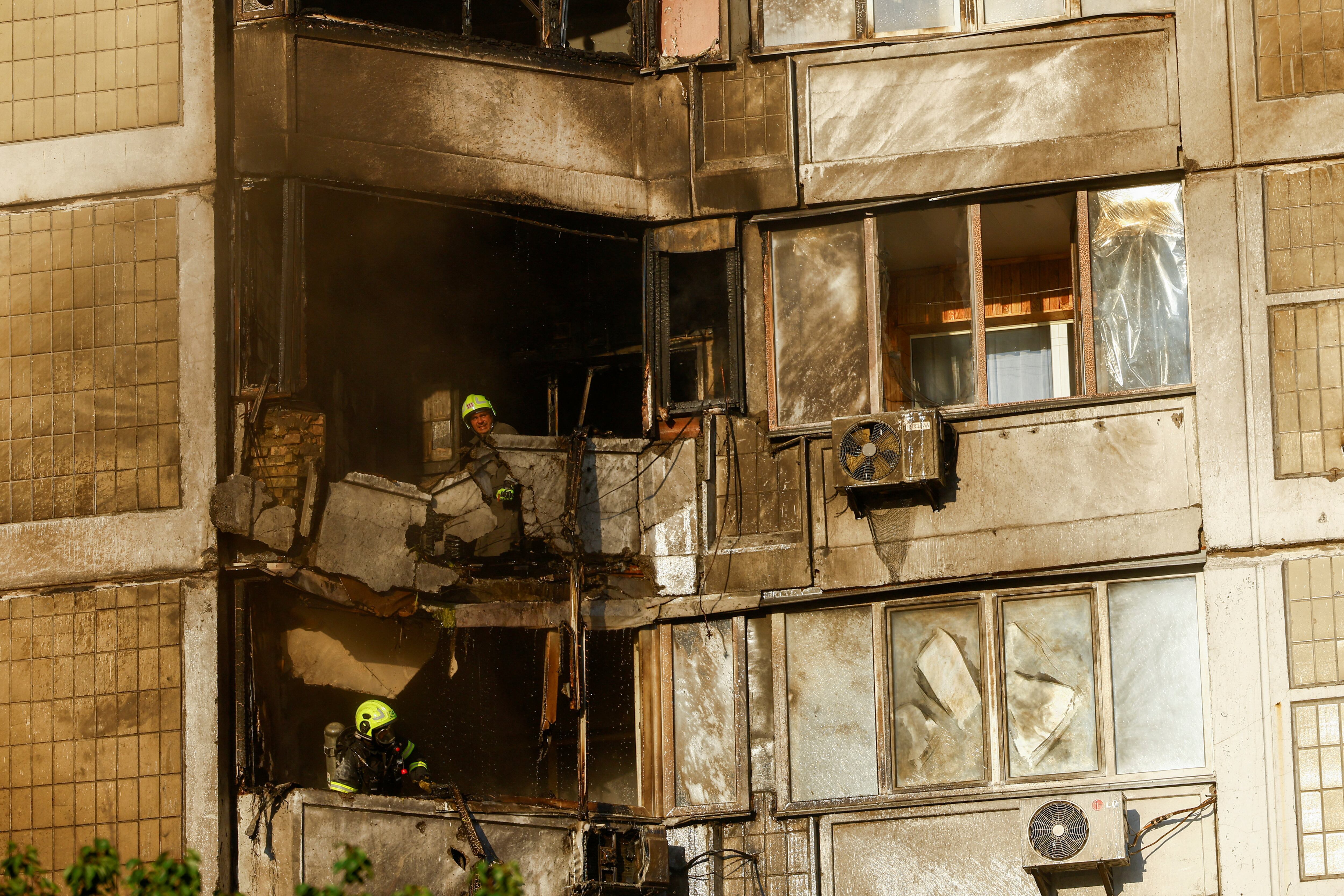 Bomberos trabajan en el lugar donde un dron ruso a propulsión a reacción impactó contra un edificio residencial, en el marco de la ofensiva rusa sobre Ucrania, en Kiev, Ucrania, el 27 de septiembre de 2026, uno de los al menos cinco ataques mortales del fin de semana (REUTERS/Valentyn Ogirenko)