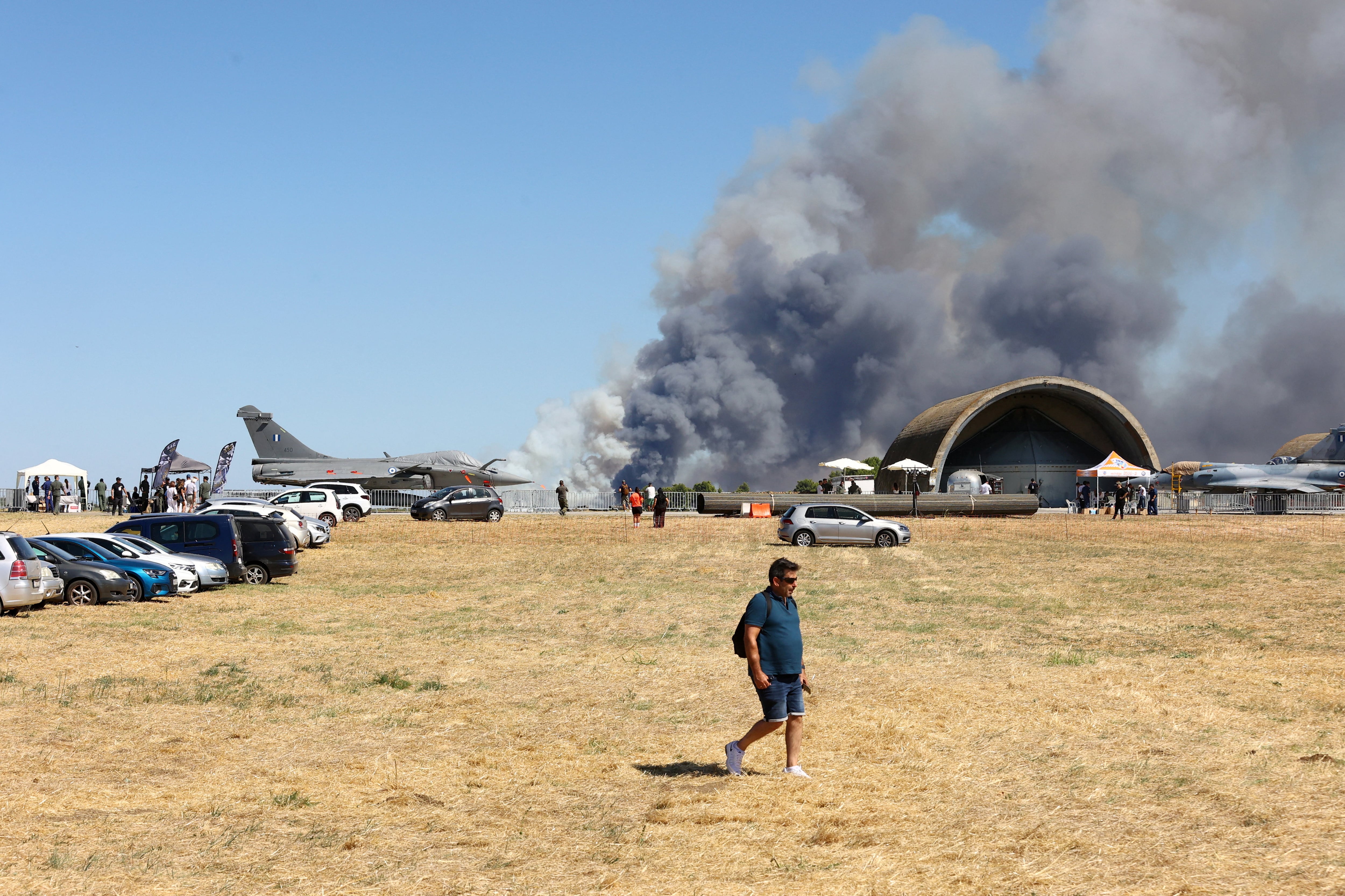 Se eleva humo tras el accidente de un avión de combate griego F-4 Phantom durante el espectáculo aéreo Athens Flying Week en Tanagra (Nikos Mitrousias/Intime via REUTERS)
