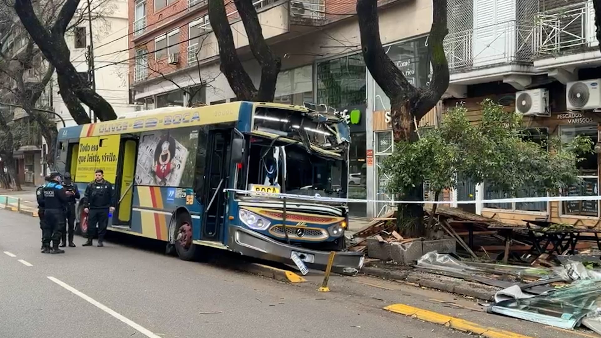 Un colectivo terminó arriba de la vereda en pleno Palermo luego de que se descompensara su conductor