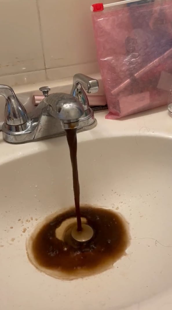 El municipio habría cambiado parte del suministro a un sistema de agua superficial corrosiva que aceleró la filtración de plomo hacia las viviendas (@mintamolly)