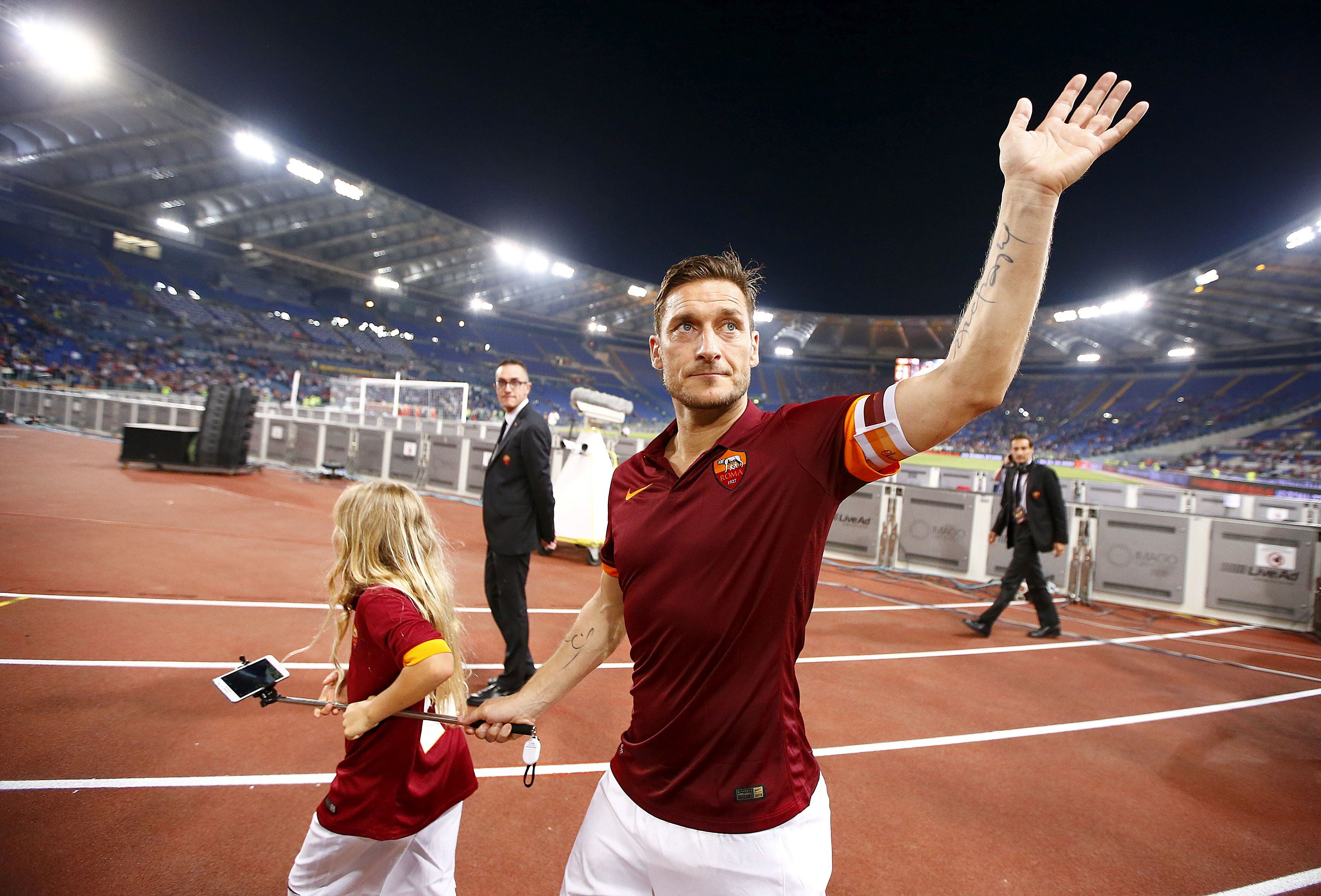 Totti se retiró a los 40 años como un símbolo de la Roma (REUTERS/Tony Gentile/File photo)