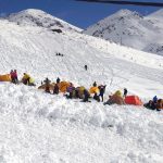 Video: se produjo una impactante avalancha en el Cerro Chapelco y de milagro no arrastró a dos esquiadores