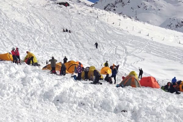 Video: se produjo una impactante avalancha en el Cerro Chapelco y de milagro no arrastró a dos esquiadores