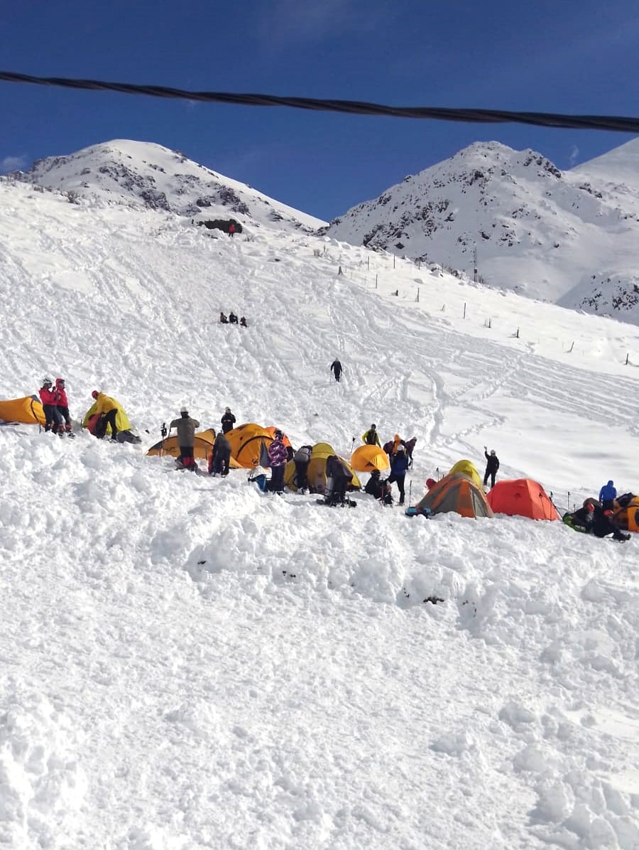 Video: se produjo una impactante avalancha en el Cerro Chapelco y de milagro no arrastró a dos esquiadores