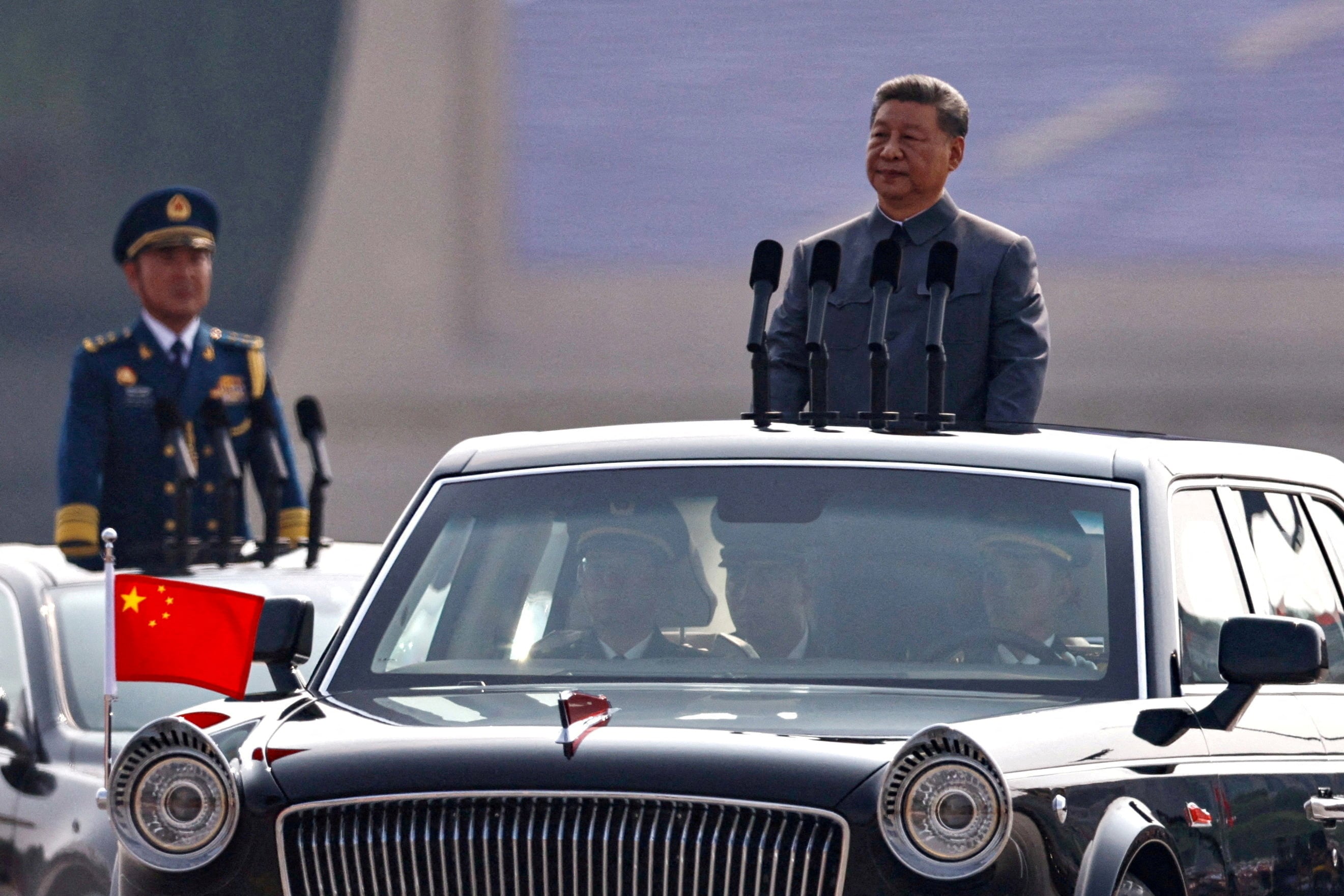 Xi Jinping, de pie en un coche para pasar revista a las tropas durante un desfile militar con motivo del 80 aniversario del fin de la Segunda Guerra Mundial, en Pekín, el 3 de septiembre de 2025 (REUTERS/Tingshu Wang)
