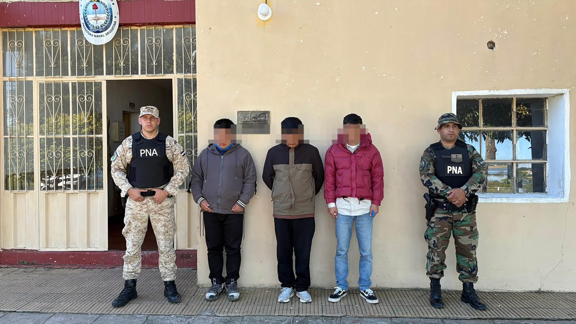 Agentes de la Prefectura Naval Argentina y los tres ciudadanos chinos detenidos