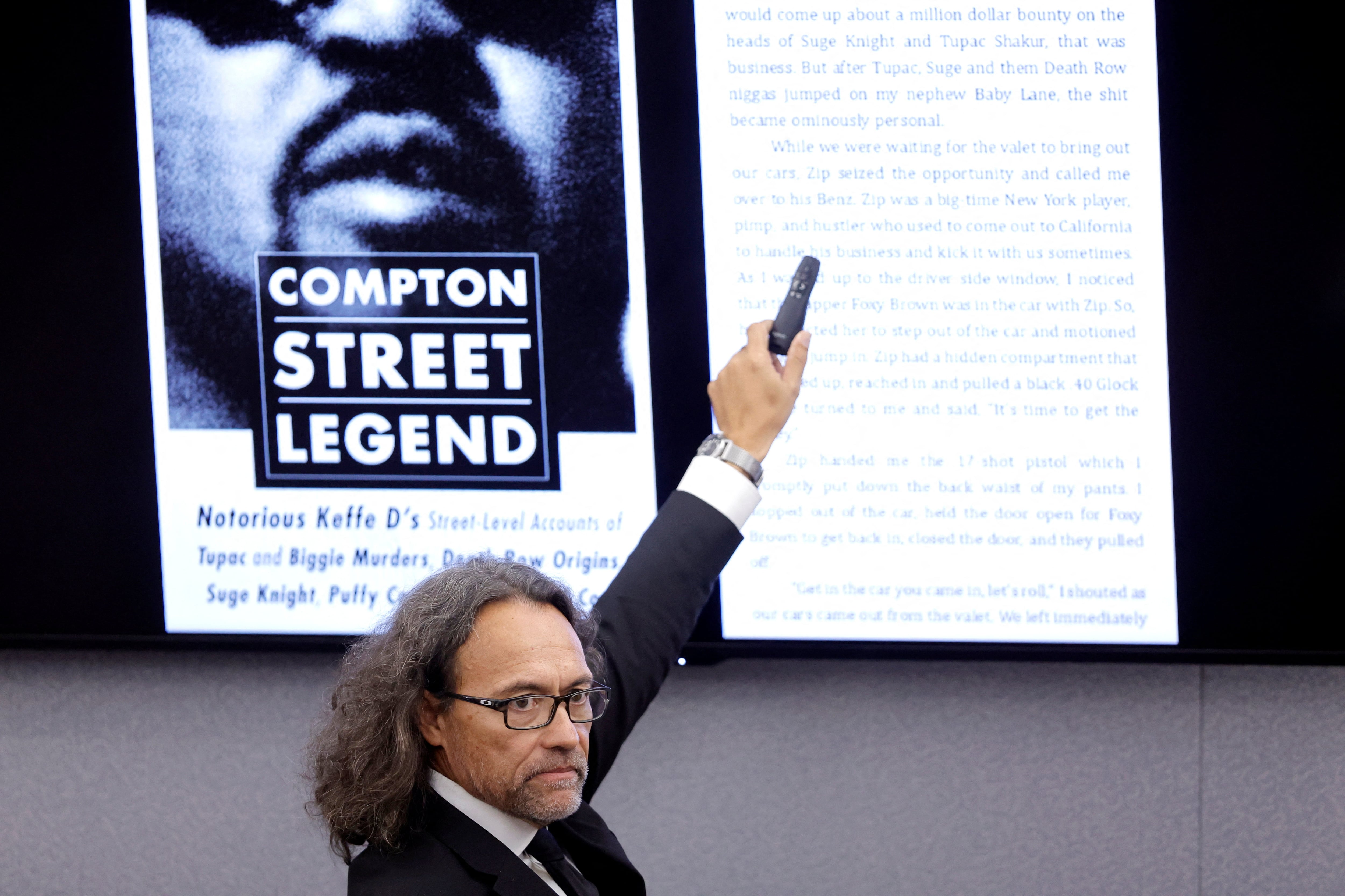 Michael Sanft, abogado defensor de Duane Davis, señala un fragmento de un libro de Davis mientras presenta los alegatos finales en el juicio por el asesinato del rapero Tupac Shakur en 1996 