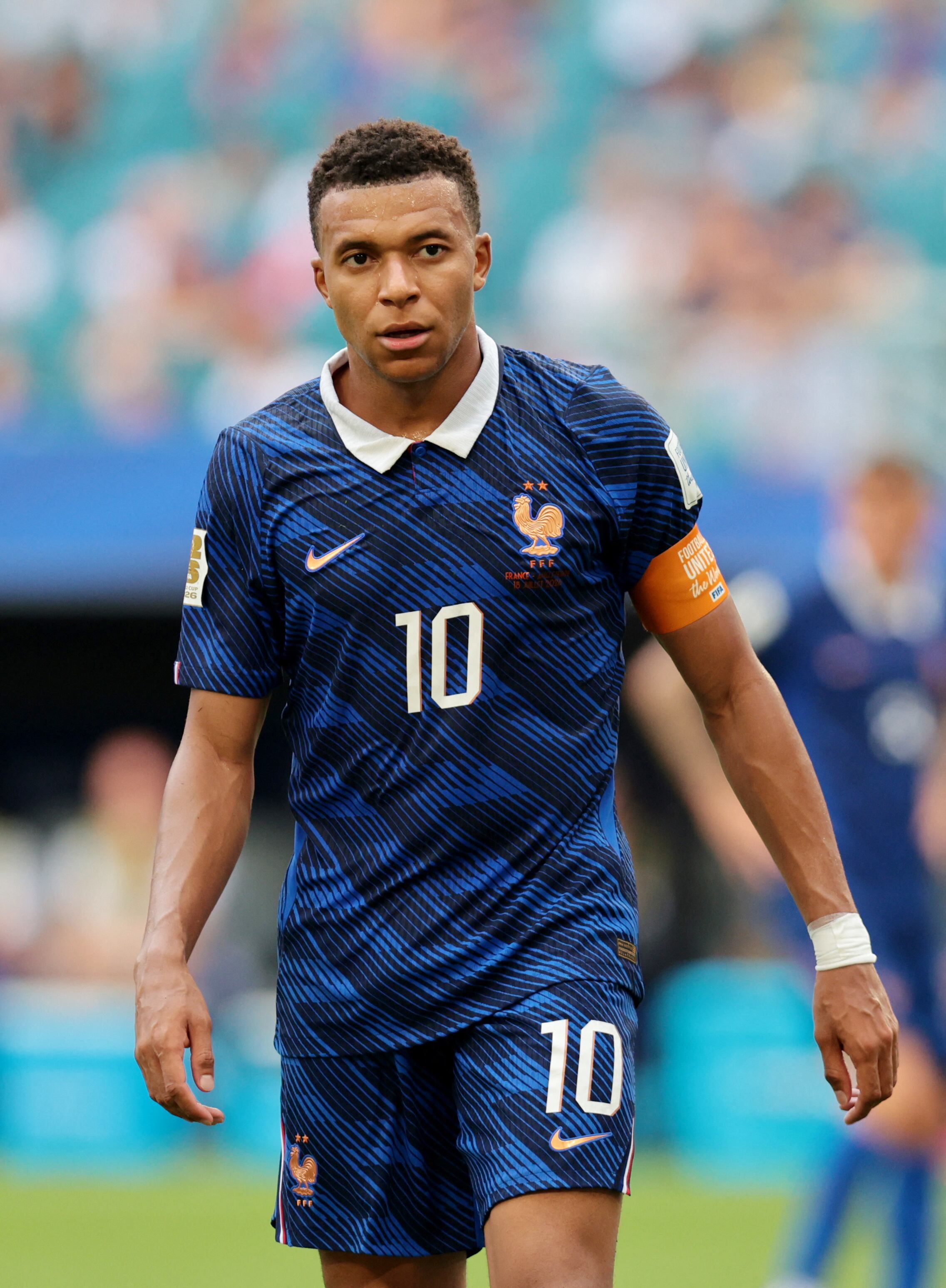 Kylian Mbappé completó el podio del chileno a una semana del Balón de Oro (Reuters/Sam Navarro)
