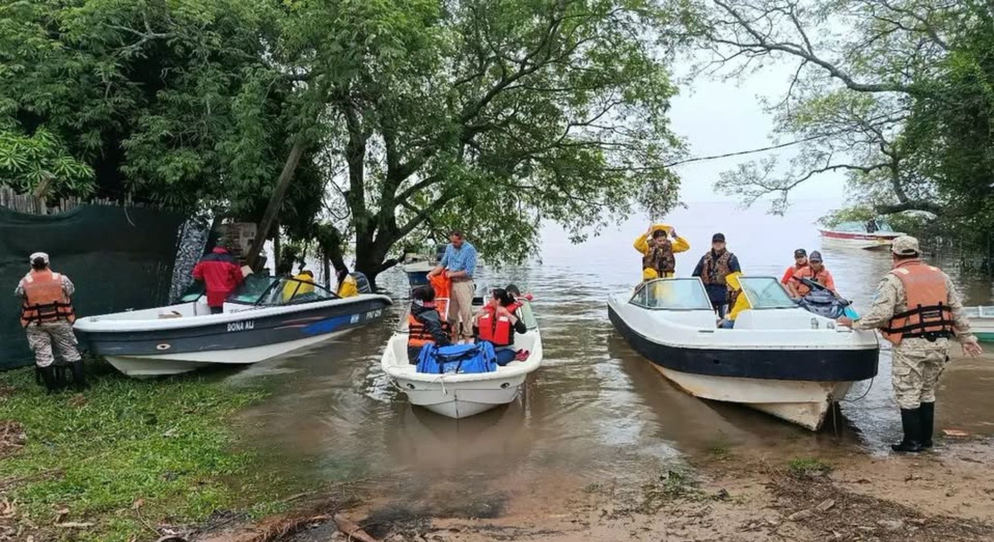 Efectivos de seguridad abordan las embarcaciones en un nuevo día de búsqueda (Facebook: Corrientes hoy)