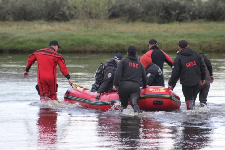 Los trabajos de búsqueda en gomones a lo largo del río Gallegos, en la zona de La Toma