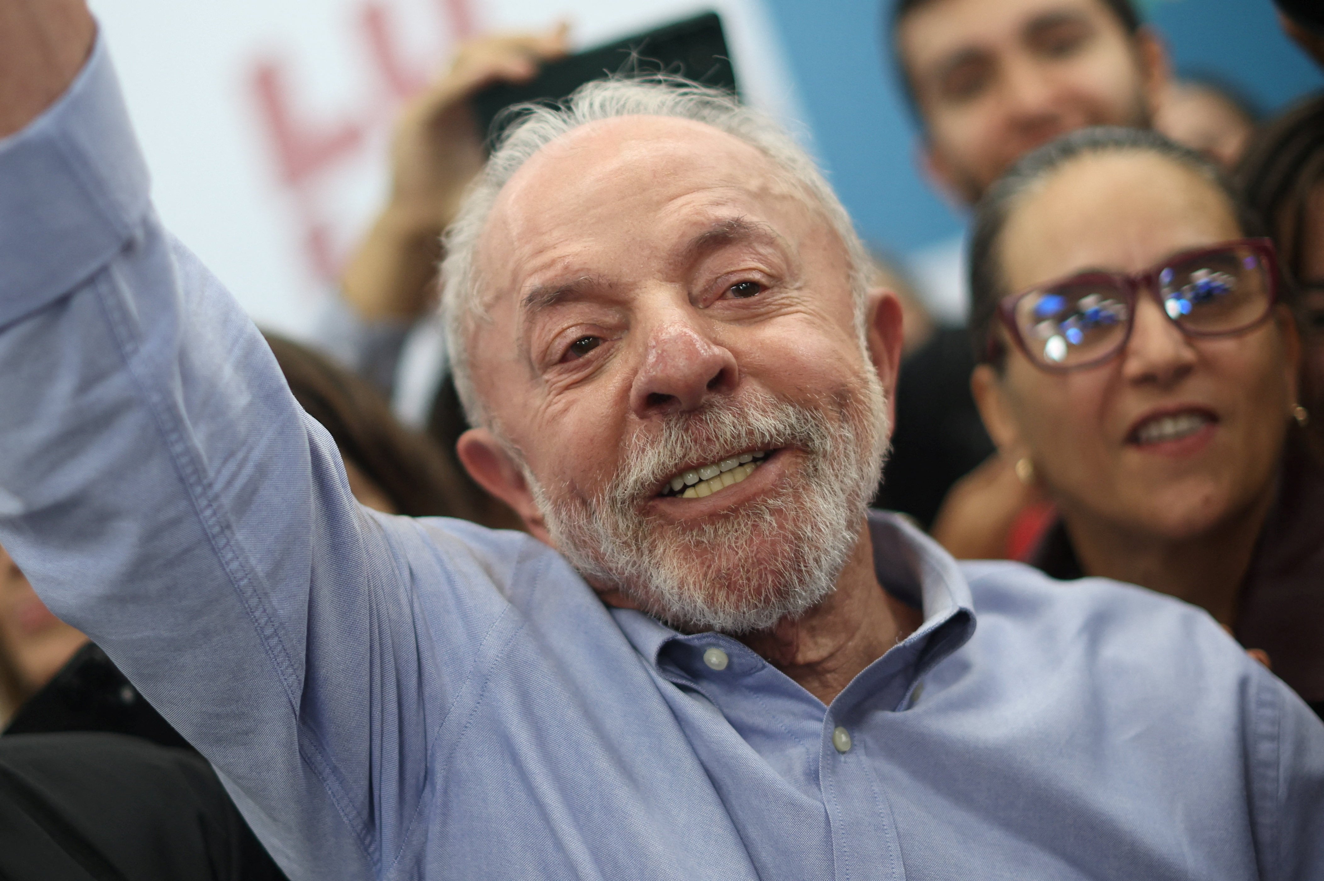 Lula busca revertir la ventaja de Bolsonaro con una nueva estrategia digital y apunta a los abstencionistas (REUTERS)