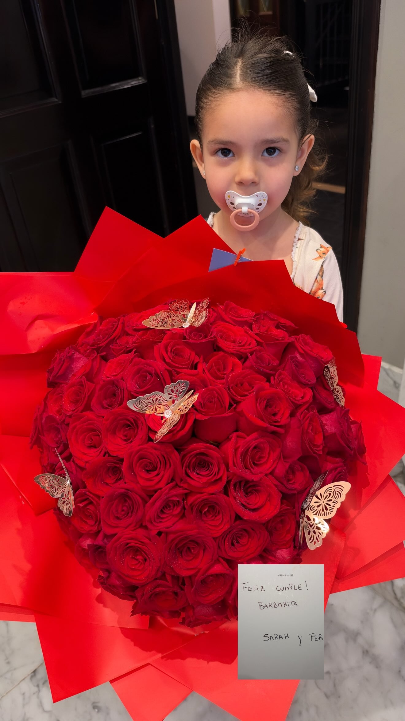 Sarah Burlando le entregó a su mamá un enorme ramo de rosas rojas y una tarjeta que decía 