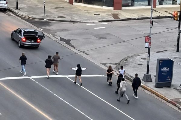 Batalla campal a la salida de un boliche en Mar del Plata: golpes, corridas y un auto en contramano en plena avenida