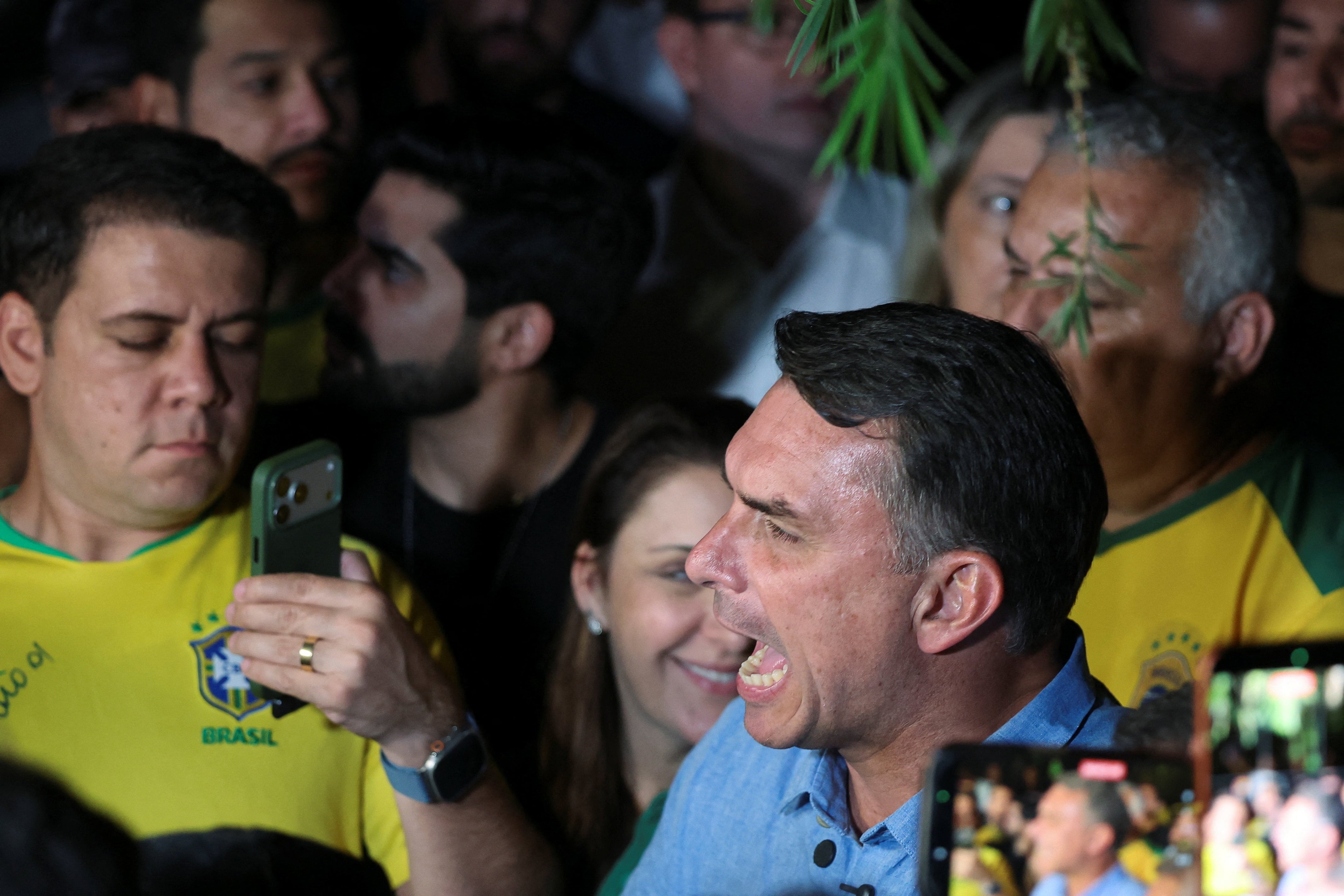 Flávio Bolsonaro habla ante sus militantes tras derrotar en primera vuelta a Lula da Silva, (Brasilia, Brasil)