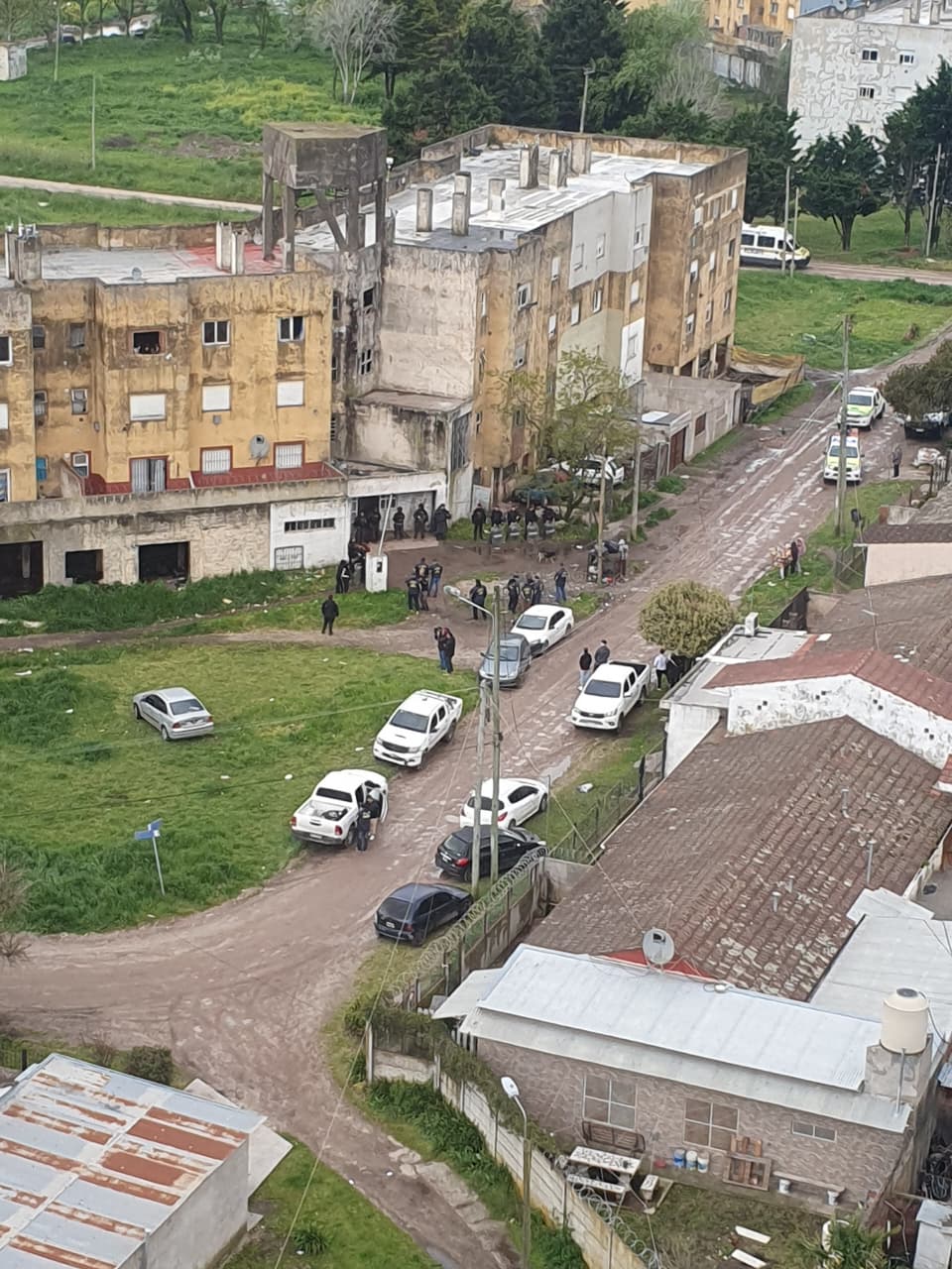 Boquetes, pasillos con rejas y vigías armados en los techos: allanaron un edificio de Mar del Plata tomado por una banda delictiva