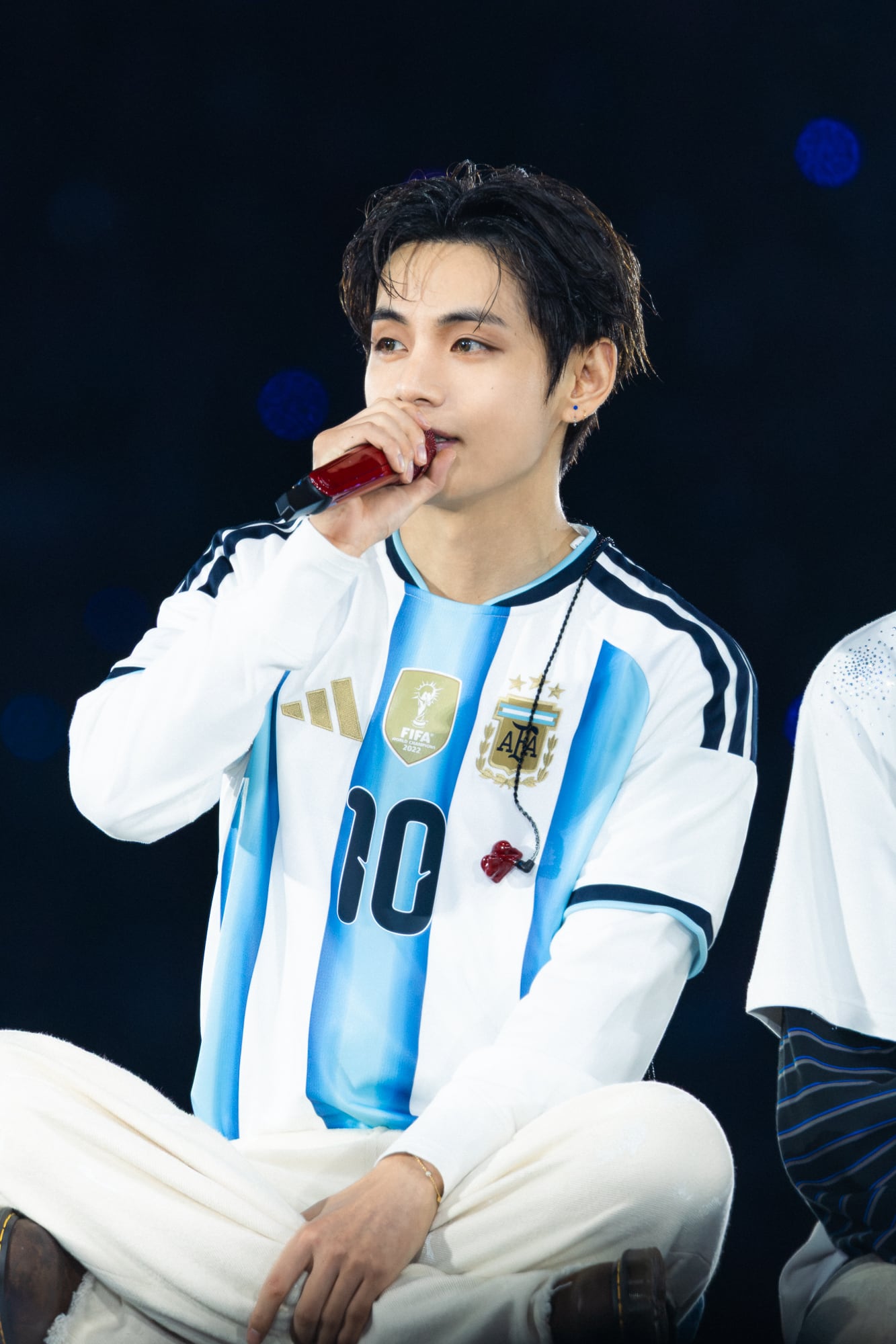 V, apodo por el que es conocido Kim Taehyung, optó por lucir la casaca del conjunto albiceleste y emocionó a sus fans (Crédito: HYBE/BIGHIT MUSIC )