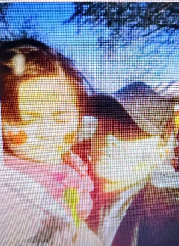 Buscan a dos menores en Santa Cruz, temen que hayan caído al río cuando paseaban con su familia