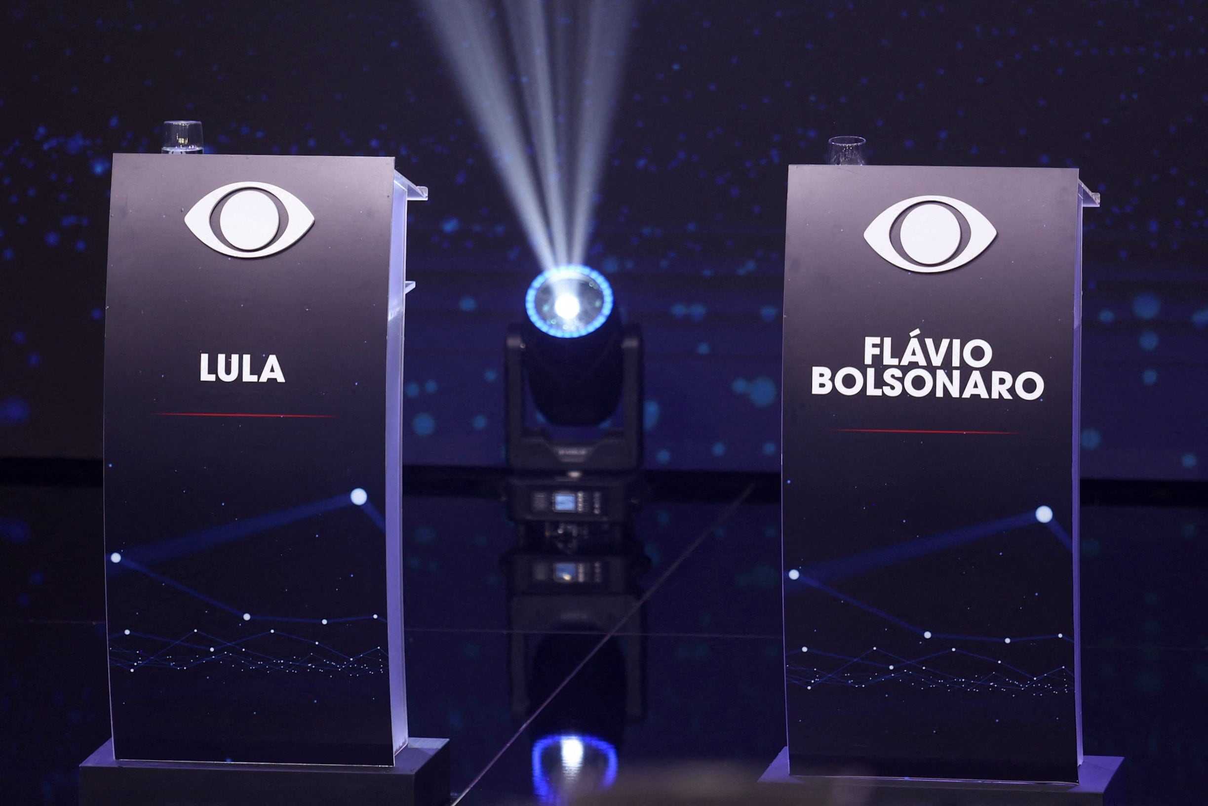 Atriles vacíos de los candidatos Flavio Bolsonaro y Luiz Inácio Lula da Silva el día de un debate presidencial previo a las elecciones nacionales en São Paulo, Brasil, el 23 de agosto de 2026 (REUTERS/Jean Carniel)
