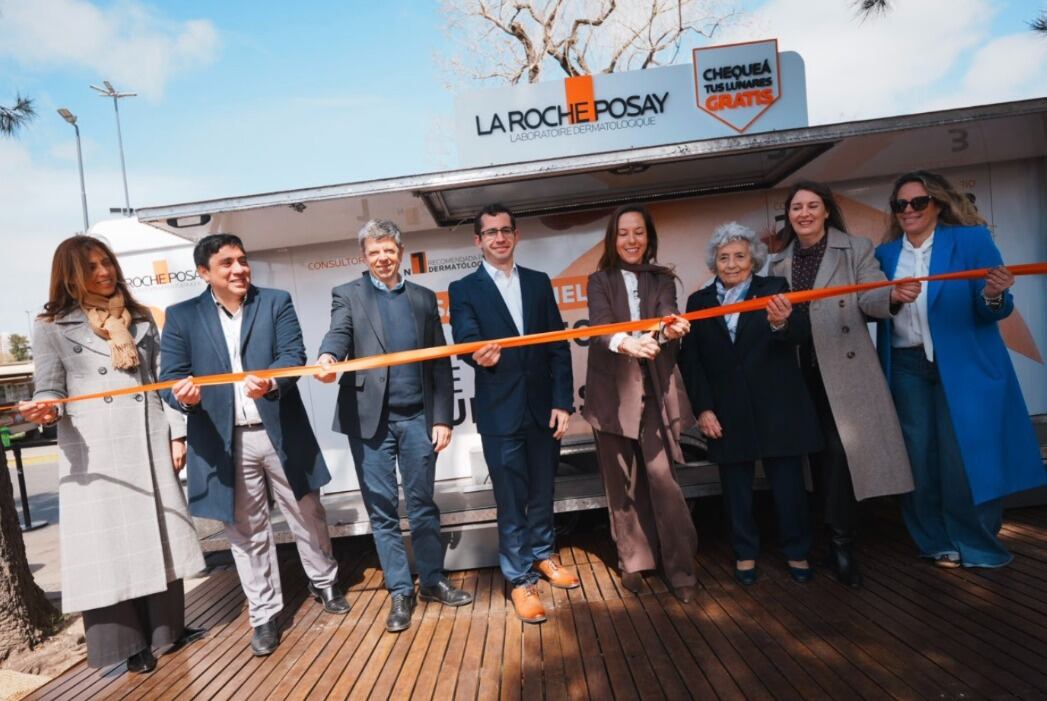 De izquierda a derecha: Dra. Victoria Costanzo (Secretaria General de la Asociación Argentina de Oncología Clínica); Guido Donaire (Director Ejecutivo de FUCA); Gabriel Battistella (Subsecretario de Atención Primaria, Ambulatoria y Comunitaria de GCBA); Dr. Federico Cisneros (Director de Prevención, Diagnóstico y Tratamiento de la Dirección Nacional del Cáncer); María Paz Sammartino (Directora General de la División L'Oréal Belleza Dermatológica); María Cristina Espil (Presidenta de LALCEC); Mónica Maniotti (Médica dermatóloga miembro de SAD); Mariana Petrina (Directora de Comunicación Corporativa, Sustentabilidad y Asuntos Públicos de L’Oréal Groupe Argentina).