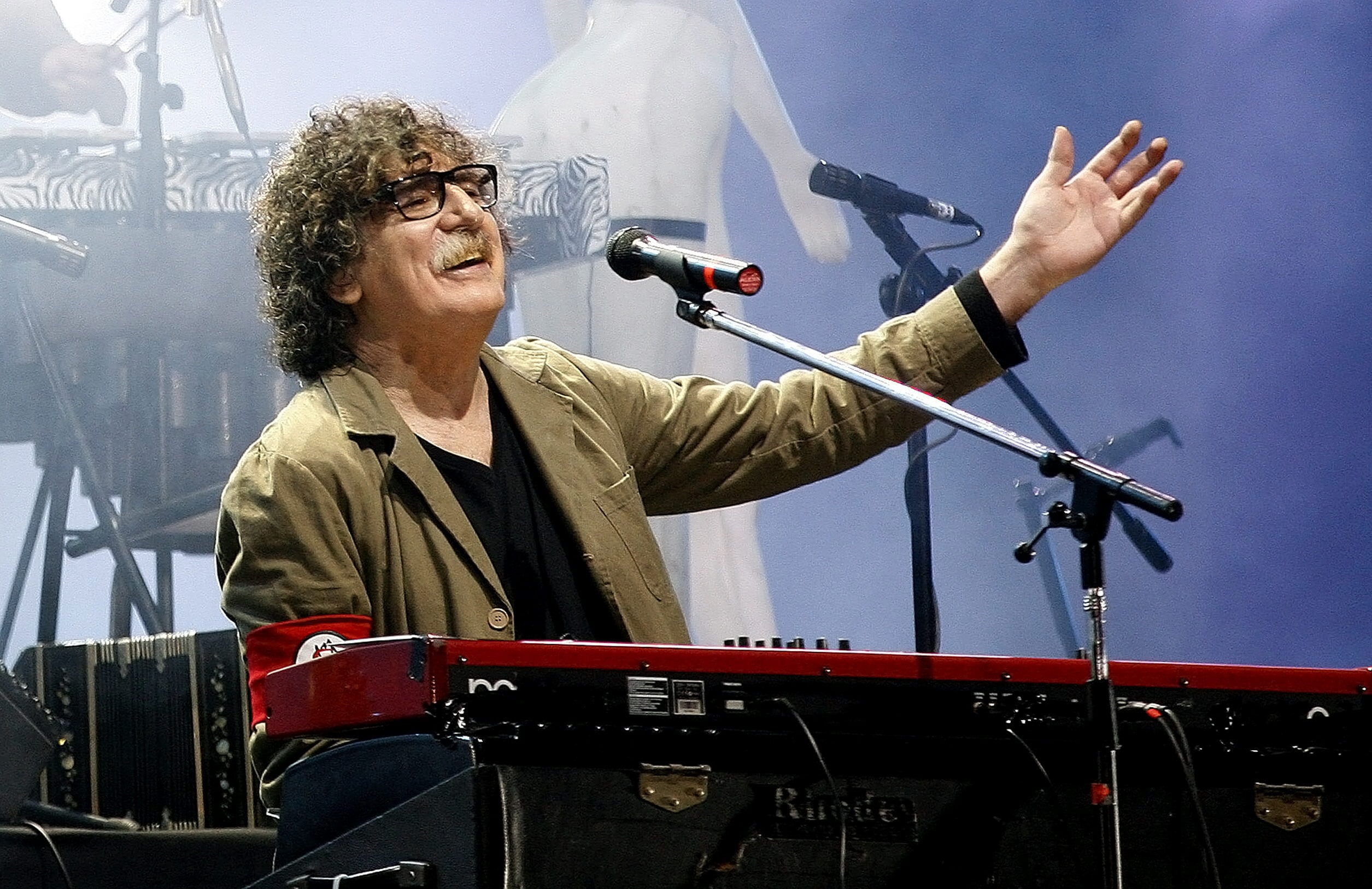 Fotografía de archivo del rockero argentino Charly García durante su presentación en el cierre del festival de música Rock al Parque 2012 en Bogotá, Colombia. EFE/Juan Manuel Barrero